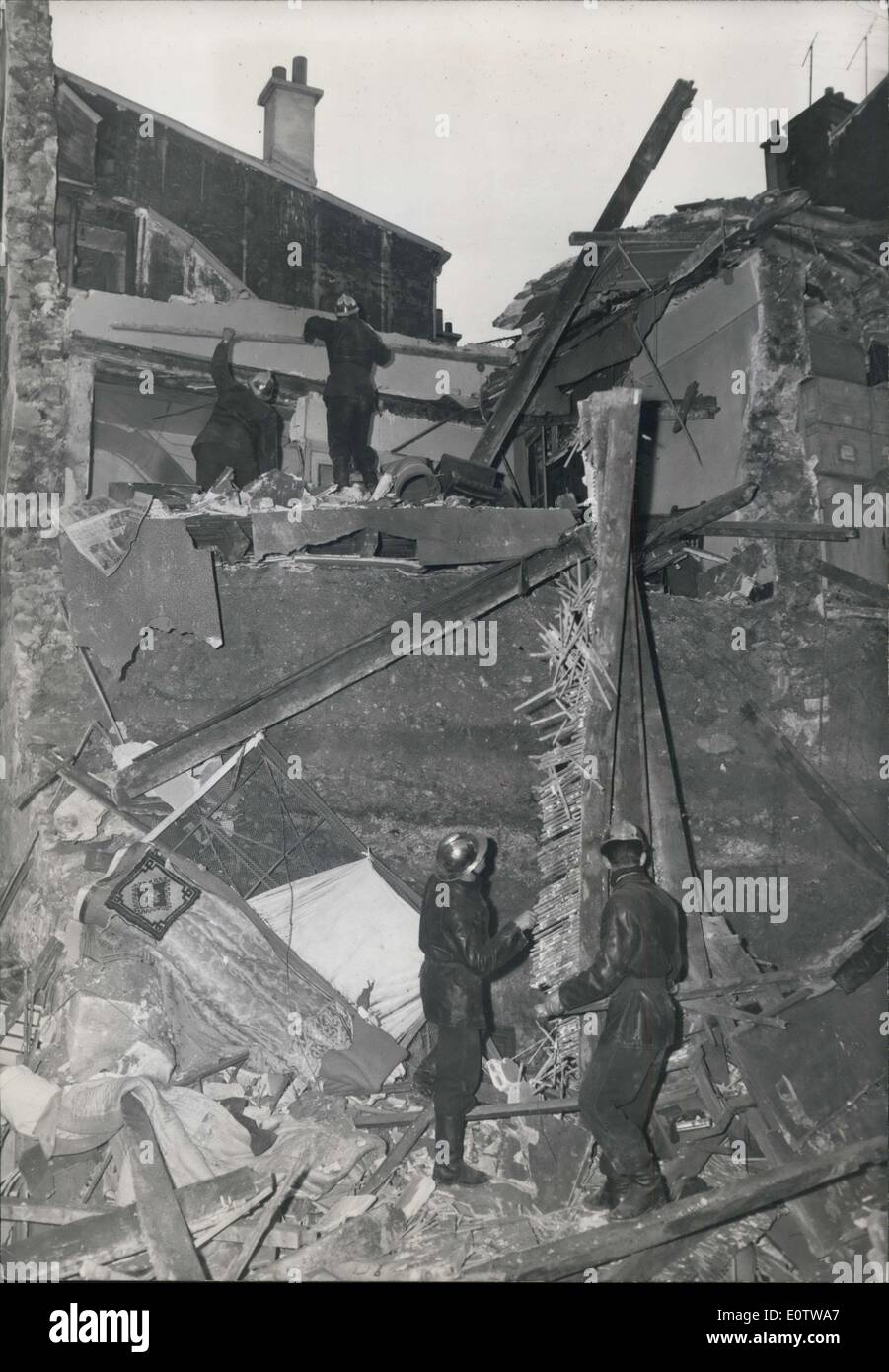 Sept. 30, 1960 - Haus zusammenbricht im Norden von Paris: fünf Mieter schwer verletzt. Ein altes Gebäude in der Rue Marcadet, im Norden von Paris, brach gestern Nachmittag. Fünf Bewohner wurden schwer verletzt. Te Haus hat heute evakuiert worden. Das Foto zeigt Feuerwehrleute löschen die Trümmer. Stockfoto