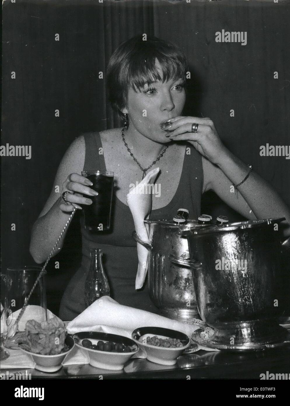 8. August 1960 - Shirley Maclaine in London: eine der neuesten Stars in Hollywood, Shirley Maclaine mischt sich einen Drink und saugt an einem Stück Eis gestern, wenn sie in London, hielten auf dem Weg nach Venedig Film-Festival für die Vorführung von ihr film "The Apartment" Stockfoto