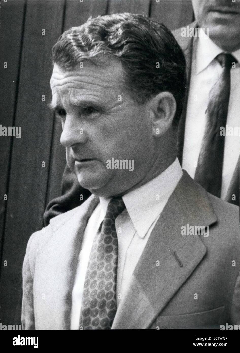 8. August 1960 - fünf Männer angeklagt Verschwörung zur Droge Pferde. Sir Gordon Richards stabile Jungs Zeugen: fünf Männer wurden gestern in Newbury Court angeklagt - der Verschwörung mit Berite Rogers Pferde so eine stabile Bursche, der selbst- und anderen Drogen zu geben erschossen, Aufwand ihre Auftritte... Eine Reihe von stabilen Burschen angestellt Sir Gordon Richards Trainer - ging in den Zeugenstand zu beschreiben, wie sie Pulver kam von Bert Woodage - ein Jockey angestellt Sir Gorden übergeben wurden... Woodge ist einer der Angeklagten Stockfoto