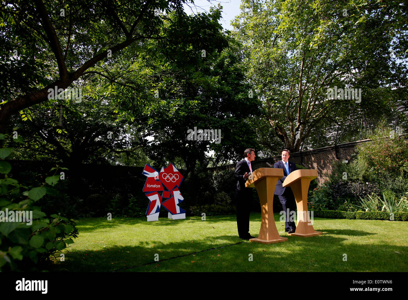 Der britische Premierminister David Cameron (R) während einer Pressekonferenz mit Londoner Organisationskomitee der Olympischen und Paralympischen Spiele (LOCOG) Vorsitzenden Lord Sebastian Coe (L) in 10 Downing Street in London, Großbritannien, 12. August 2012 mit Reportern sprechen. Stockfoto