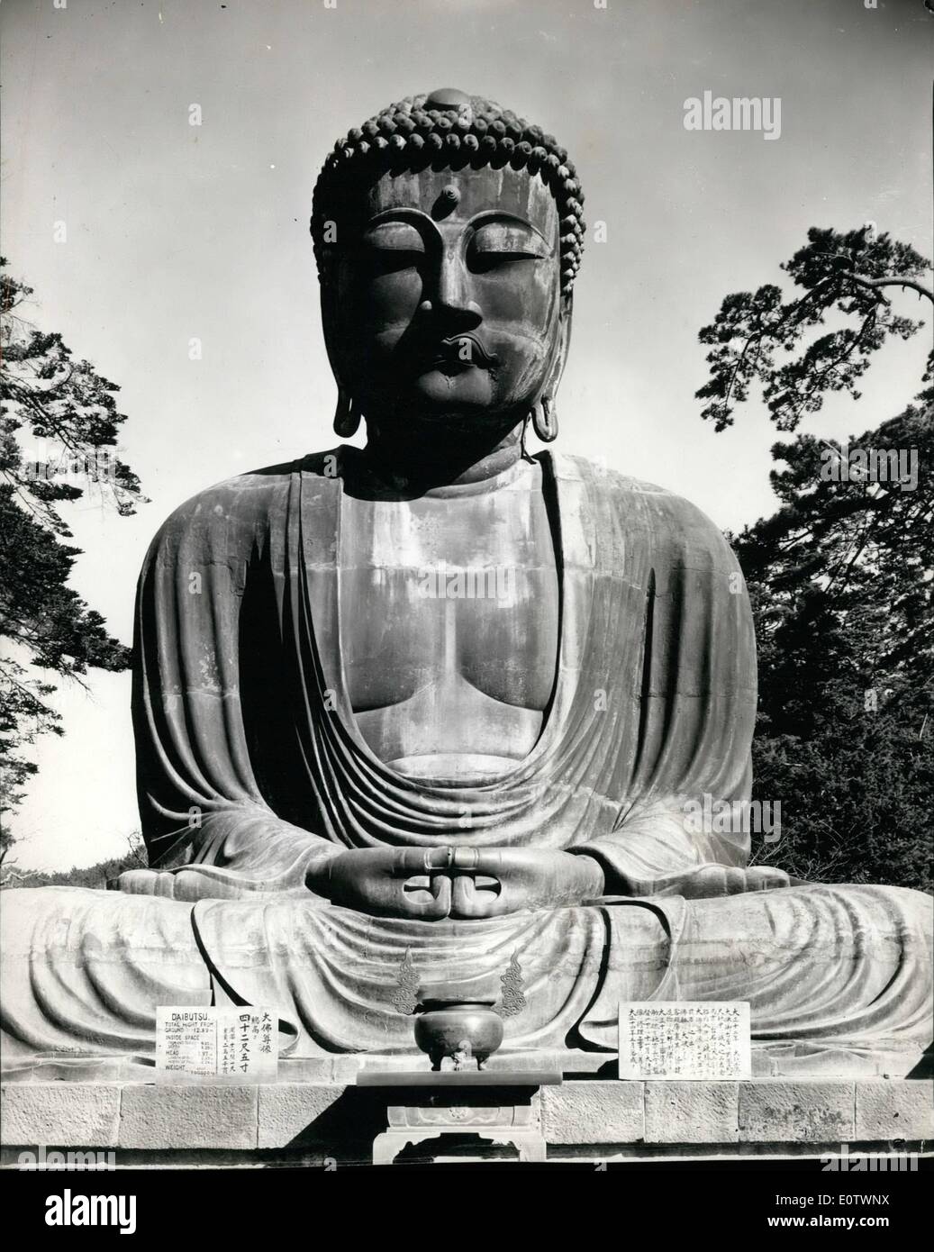 8. August 1960 - japan der große Bronze-Buddha in Kamahura, (55 ft hoch) Stockfoto