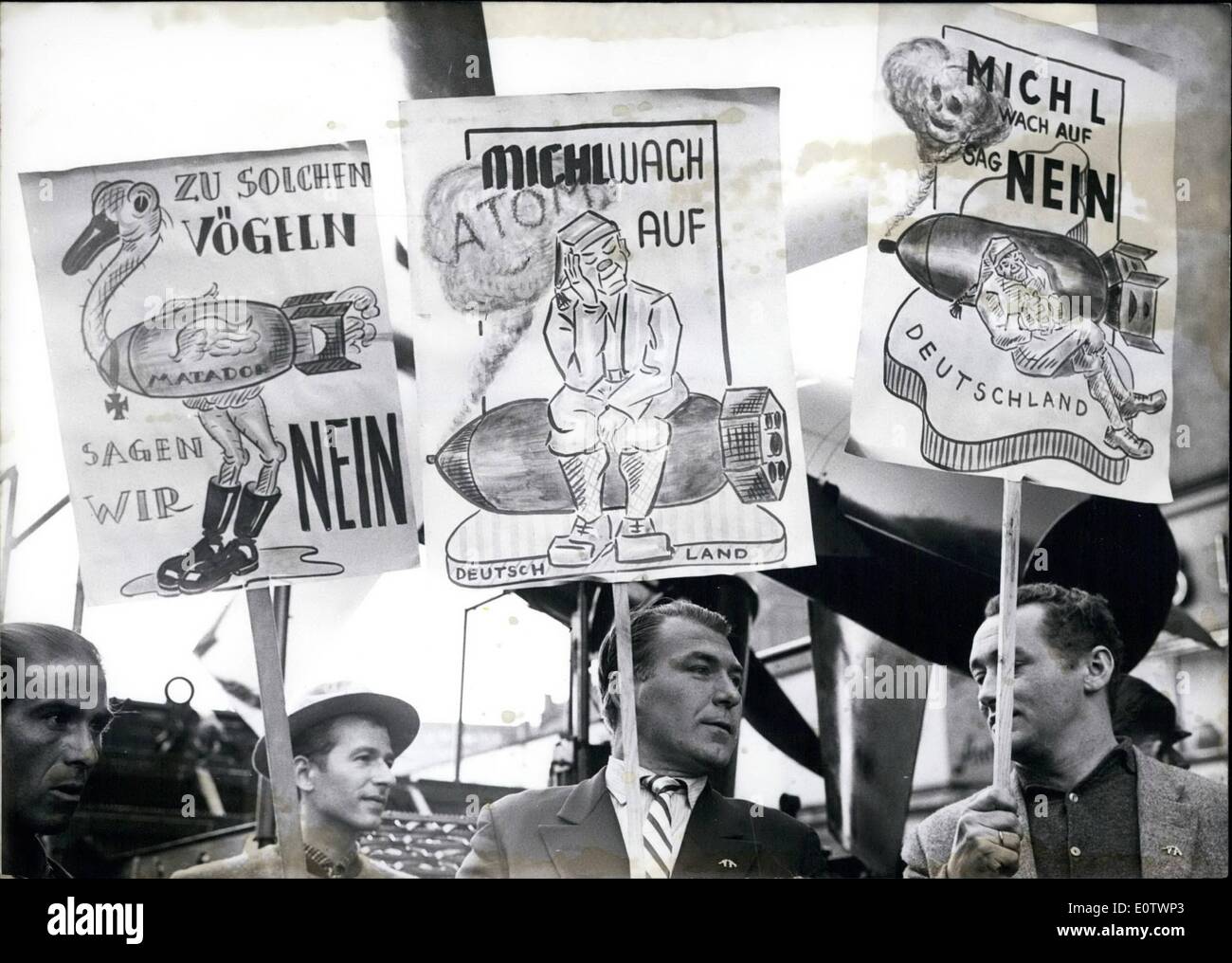 8. August 1960 - Pamphlete gegen Wernher von Braun. International War Resisters demonstriert am 19. August vor der Premiere des Films Wernher von Braun, den ich nach den Sternen (Ich Greife Nach Den Sternen) in München gegen Rakete Bewaffnung zu erreichen. In Broschüren sie demonstrierten gegen Wernher von Braun, und er wurde gebeten, die Wissenschaftler der Welt für einen Schlag gegen den Wahnsinn des militärischen Metaphysikern organisieren. OPS: Demonstranten der internationale der Kriegsgegner in München. Keystone Foto, 20.08.60 Stockfoto