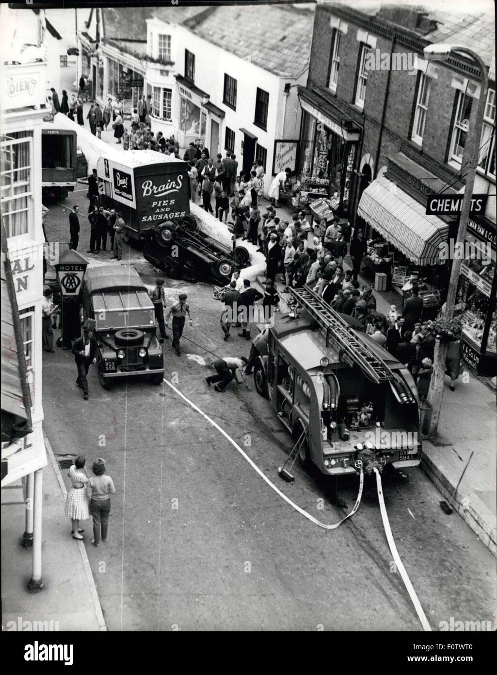 15. August 1960 - Horror crash bei Lyme Regis.: zwei Menschen wurden getötet und verletzt, als ein Lastwagen mit 31 junge nach Hause nach London vom Camp in Colyton, Devon, Pfadfinder 12 waghalsige 400 Yards bergab bei Lyme Regis, Dorset, am Samstag. In seinem Haus in Stockwell, London, gestern, 36 Jahre alte Herr Roland Harper, der Fahrer des LKW, starb: "ich hatte gerade um eine Kurve wenn die Bremsen versagten, handeln ''. Foto zeigt die Szene bei Lyme Regis nach dem Unfall zeigt ein umgestürzter Kleintransporter, die außer Kontrolle geratenen LKW getroffen worden. Stockfoto