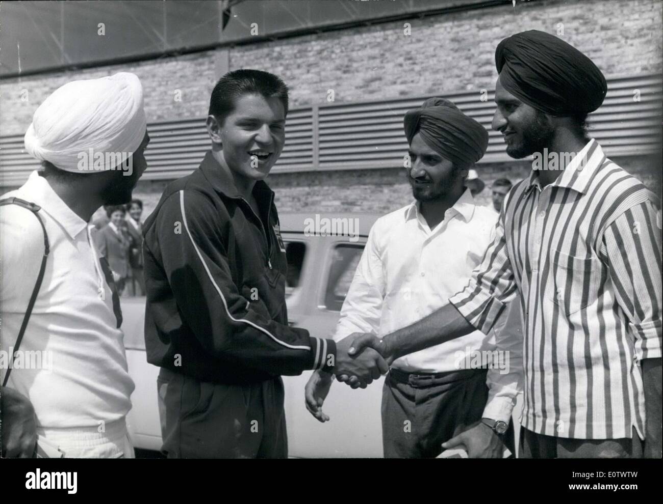 20. August 1960 - australischer Schwimmer John Konrad Treffen einer Gruppe von Hindus Stockfoto