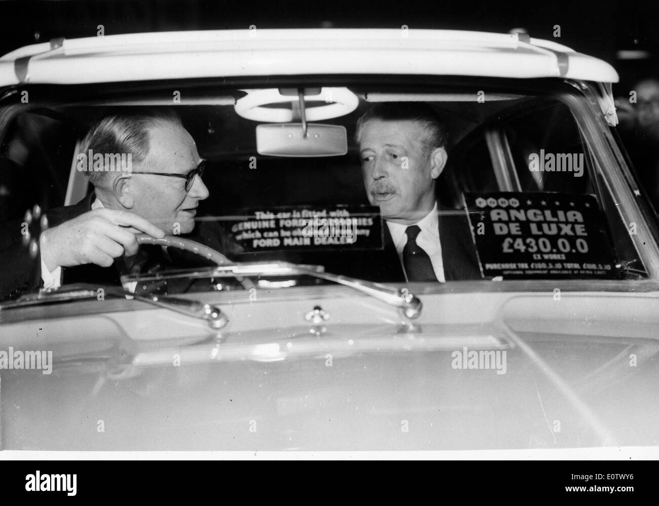 Harold Macmillan probiert Neuwagen auf der motor show Stockfoto
