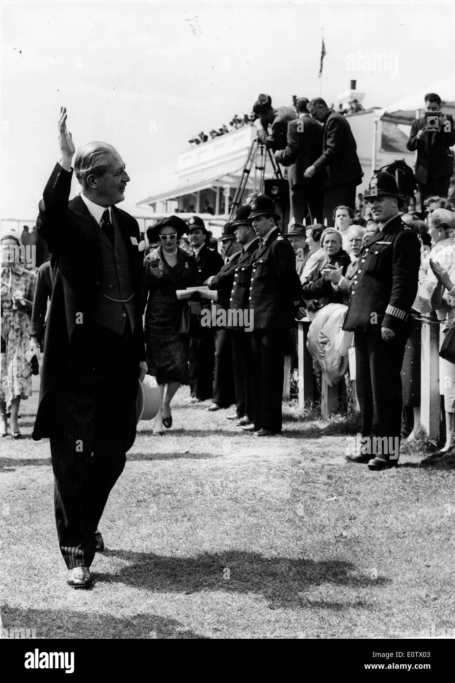 Premierminister Harold Macmillan Wellen im Derby Stockfoto