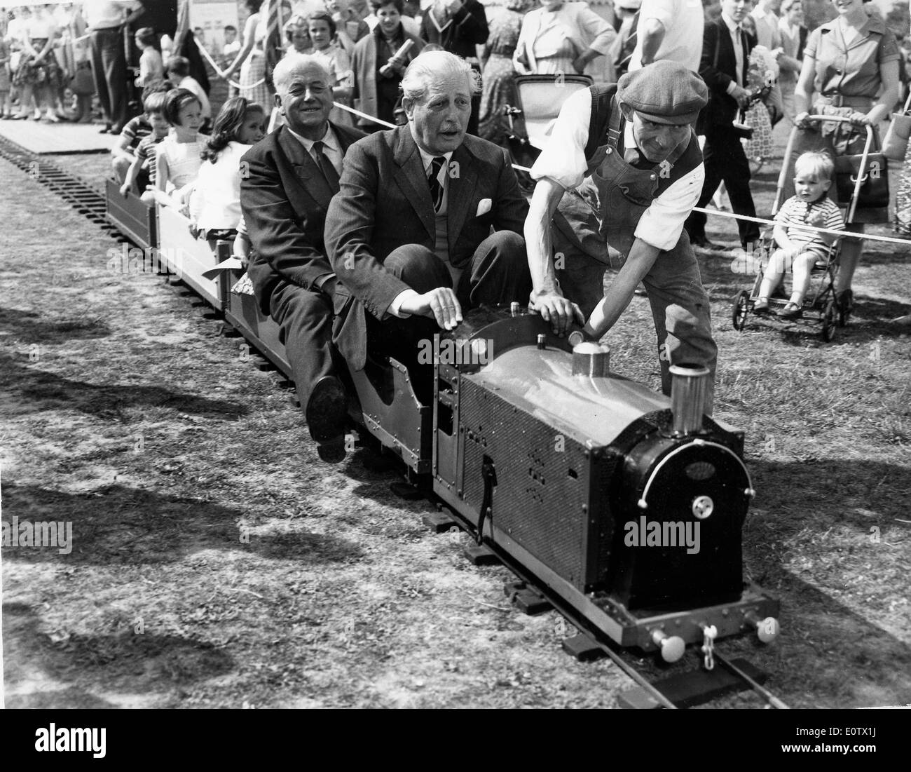 Premierminister Harold Macmillan fährt Zug Stockfoto