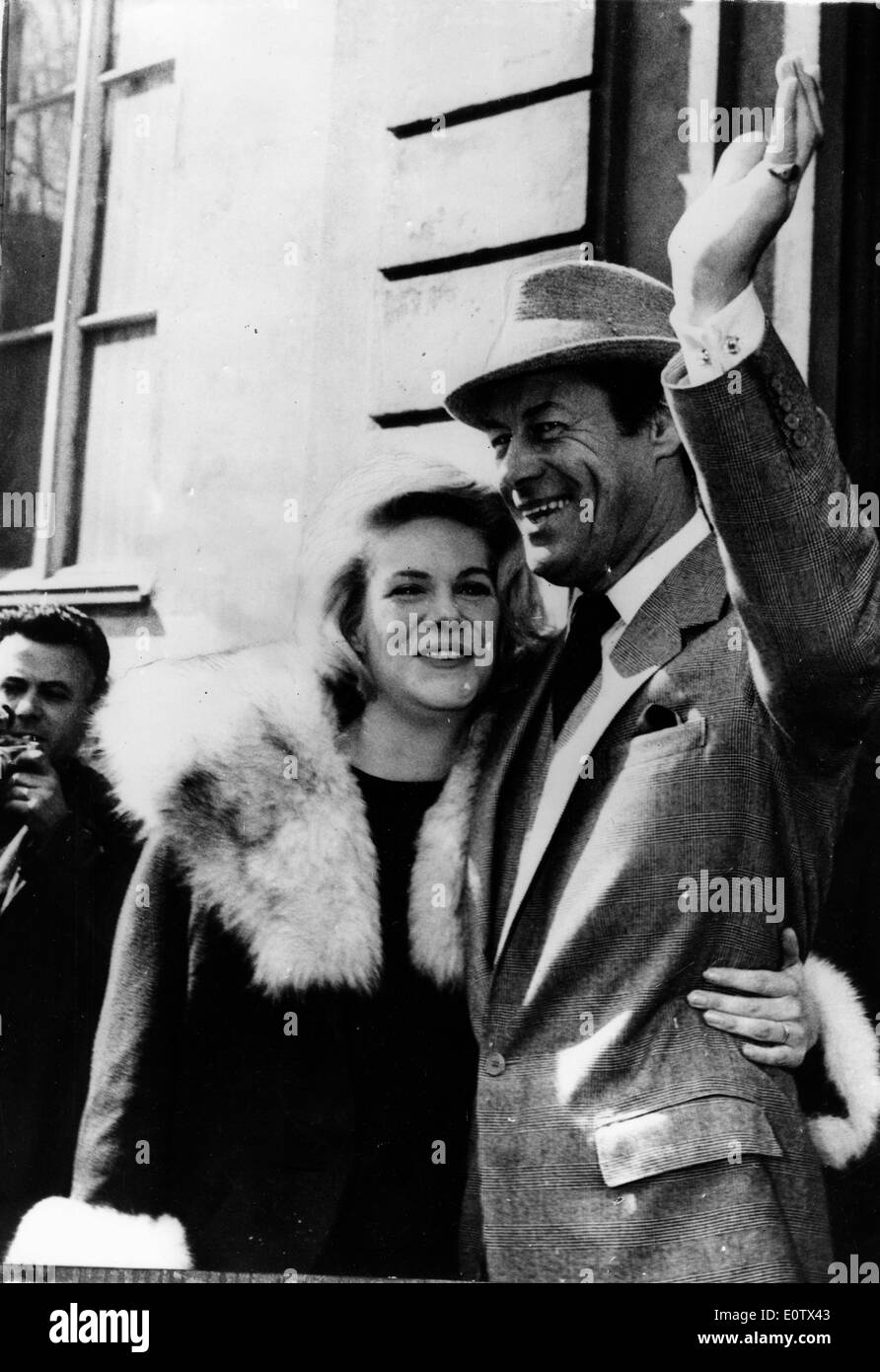 Schauspieler Rex Harrison Wellen mit Frau Rachel Roberts Stockfoto