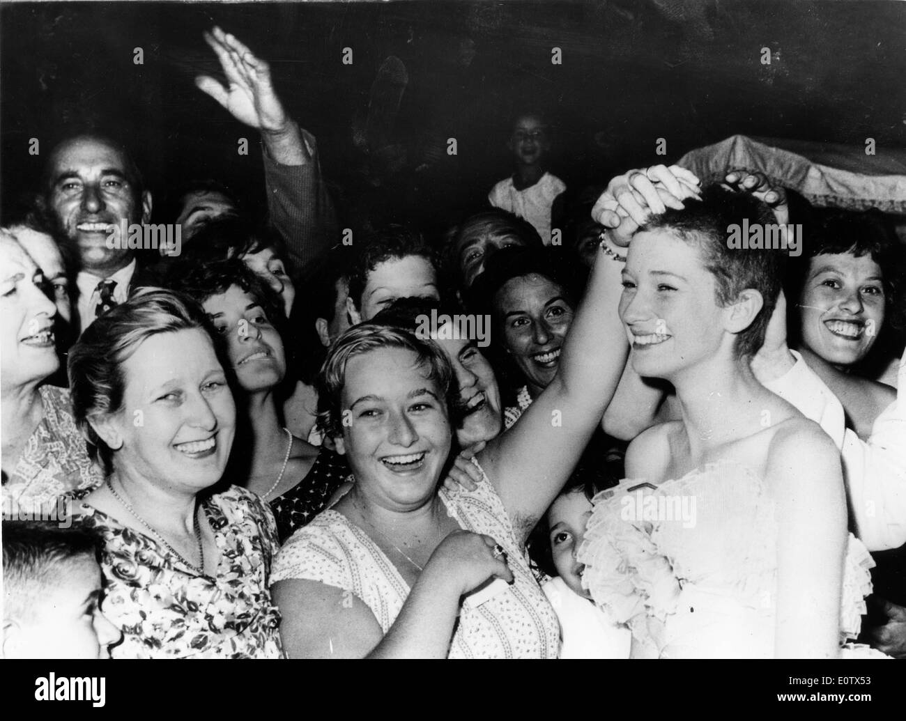Schauspielerin Carla Gravina umgeben von treuen fans Stockfoto