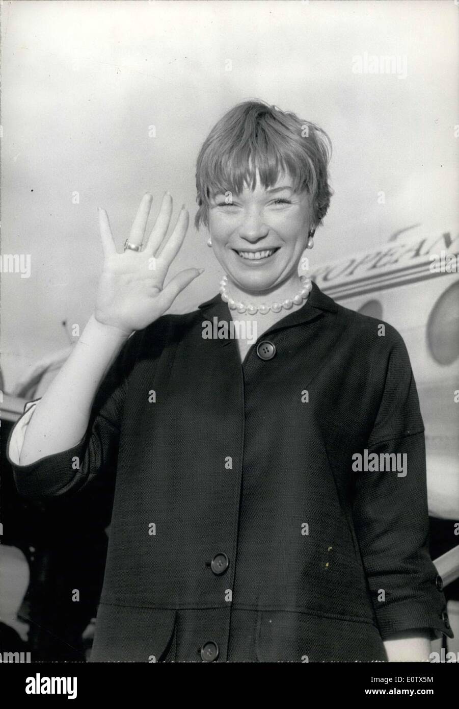 23. August 1960 - kommt heute amerikanische Filmstar Shirley MacLaine durch Paris. Sie wird auf ihrem Weg zu einem Festival in Venedig, wo sie den neuen Film von Billy Wilder zu präsentieren hat, genannt "La Garconnerie", in dem sie die Hauptrolle spielt. Sie könnten einer der die Darstellerpreise erhalten. Sie ist hier abgebildet, Ankunft am Flughafen Bourget. Stockfoto