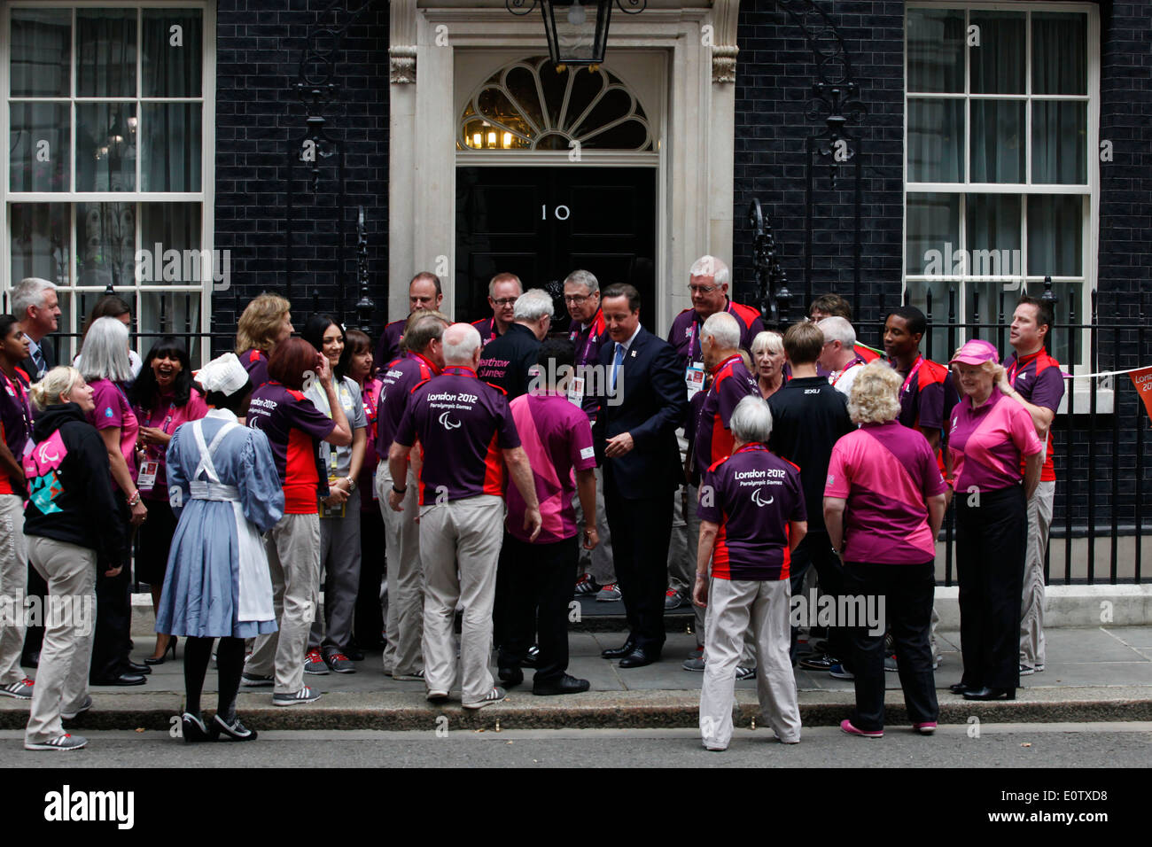 Der britische Premierminister David Cameron (C) grüßt Olympischen Gamesmakers in der Downing Street am 10. September 2012 in London, England. Eine Parade der Olympischen und Paralympischen Team GB Athleten in zentralen London heute läuft aus dem Herrenhaus durch Queen Victoria Memorial an der Mall, anlässlich ihres Erfolges während der Sommer-Events statt. Stockfoto