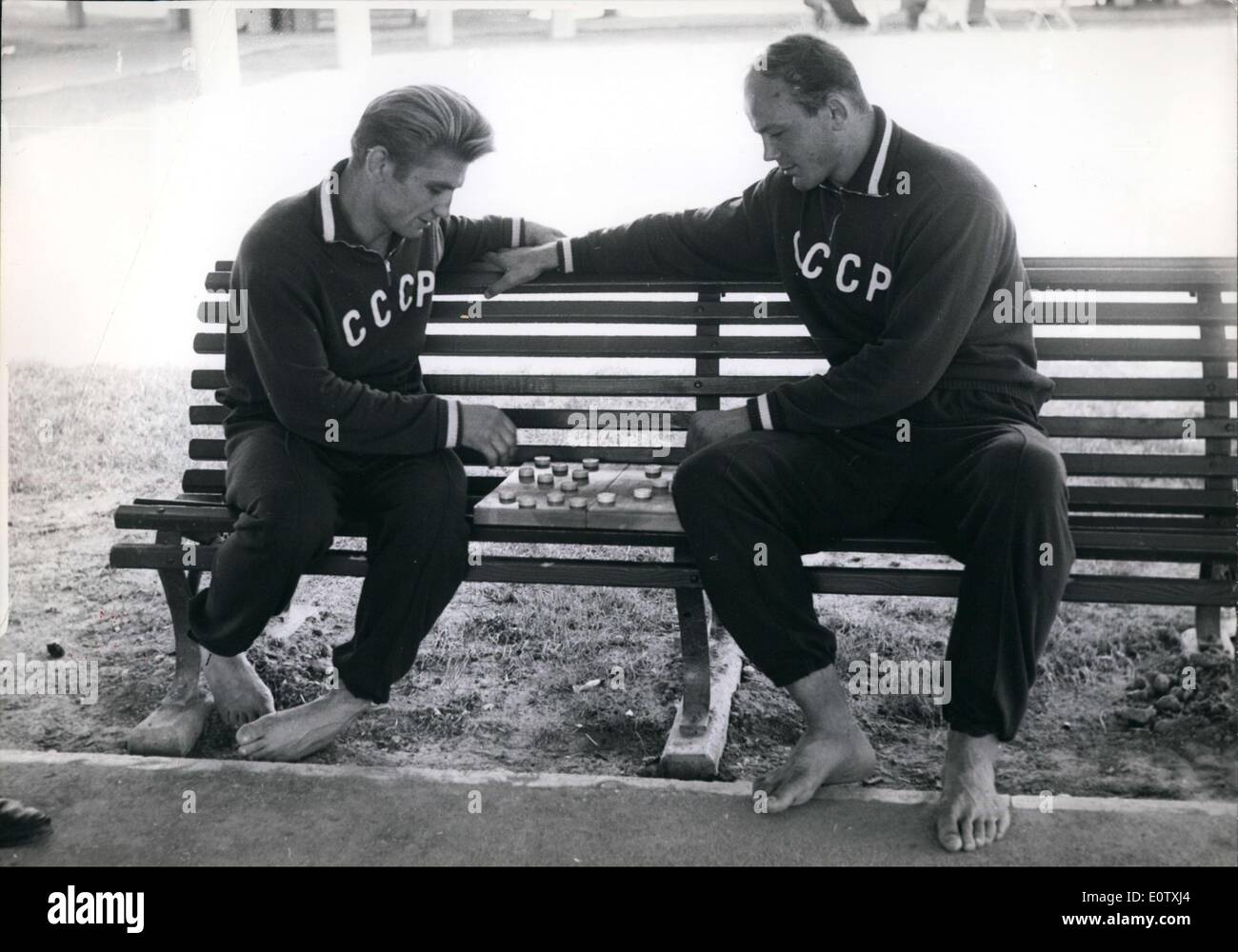 Sept. 03, 1960 - Sonntag im Olympischen Dorf: Besuch in russische Lager. Das Foto zeigt zwei junge russische Ringer Sinlavski (links) und Albul Draghts zu spielen. Beide sind sehr kompetent in dieses Spiel und gespielten Turnier in Russland. Stockfoto