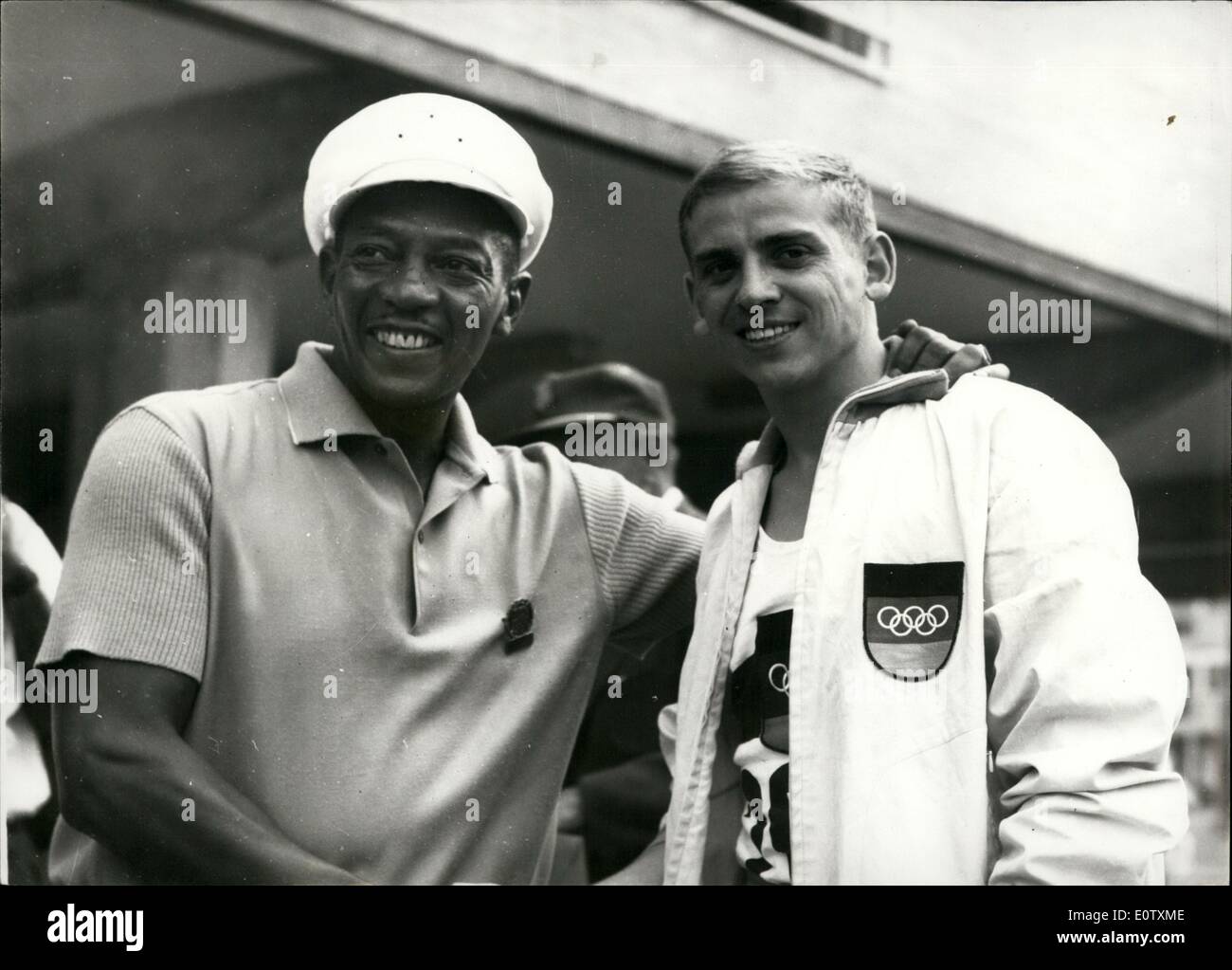 Sept. 09, 1960 - den Olympischen Spielen 1960 In Rom. Der alte Champion erfüllt die neue. Foto zeigt: - ehemalige Olympiasieger Jesse Owens (links) ist im Gespräch mit Armin Hary, von Deutschland, von gestern-Goldmedaillen-Gewinner des 100-Meter-in Rom gesehen. Stockfoto