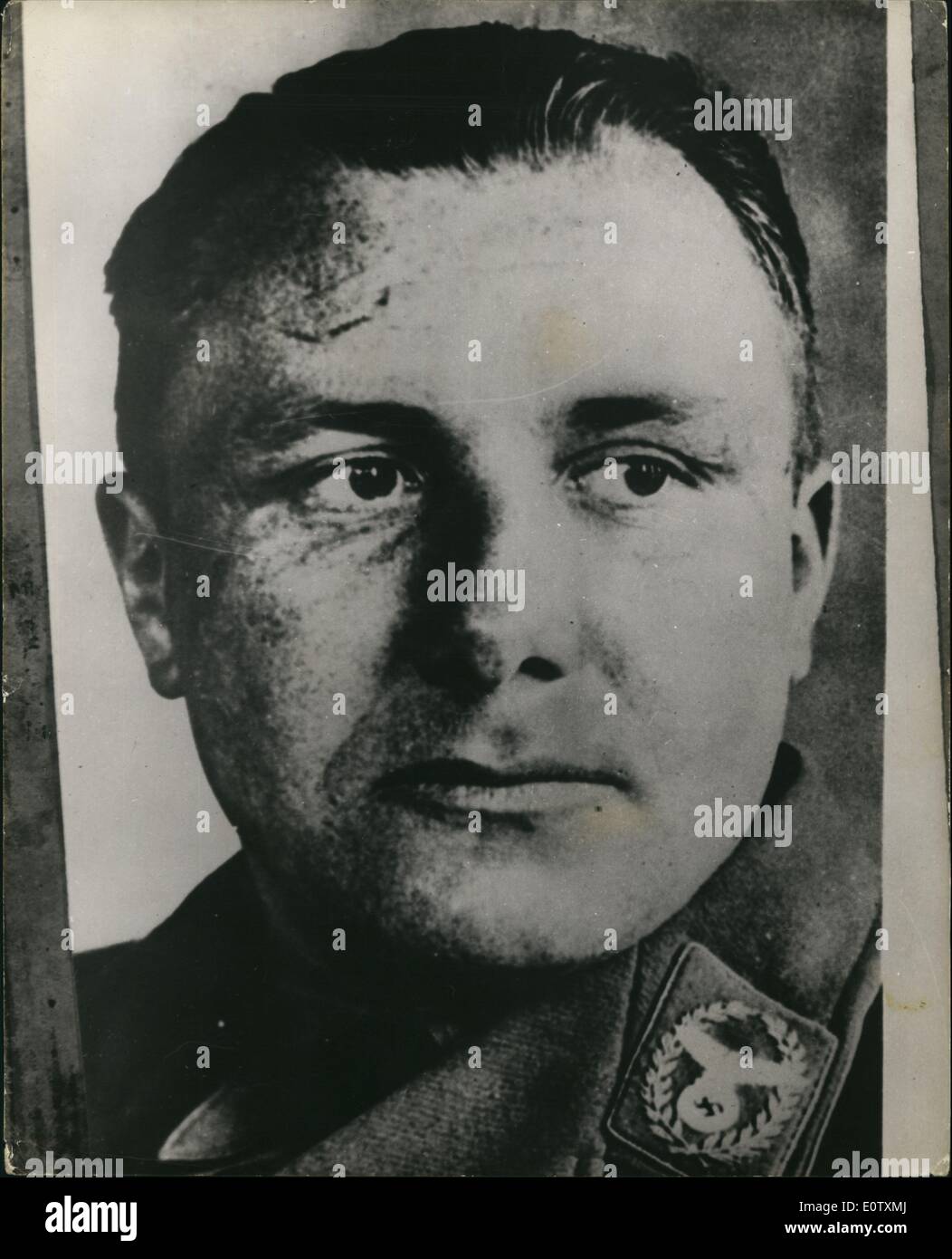 09. Sep. 1960 - Martin Bormann Berichtete Gehalten. Festnahme in Argentinien: Ein Mann - in Argentinien unter dem Namen Walter Flegel verhaftet - kann Martin Bormann - Hitlers Stellvertreter - sein, wie der Innenminister Dr. Alfredo Vito mitteilte. Der Mann soll die meisten der körperlichen Merkmale des vermissten Nazi haben, obwohl er nur etwa 48 Jahre alt zu sein schien - und Bormann - wenn er noch lebt - wäre 0. Der verhaftete Mann hat nur einen Arm - aber Bormann hätte in escapi aus Berlin einen Arm verlieren können - oder später. (ANM. Stockfoto