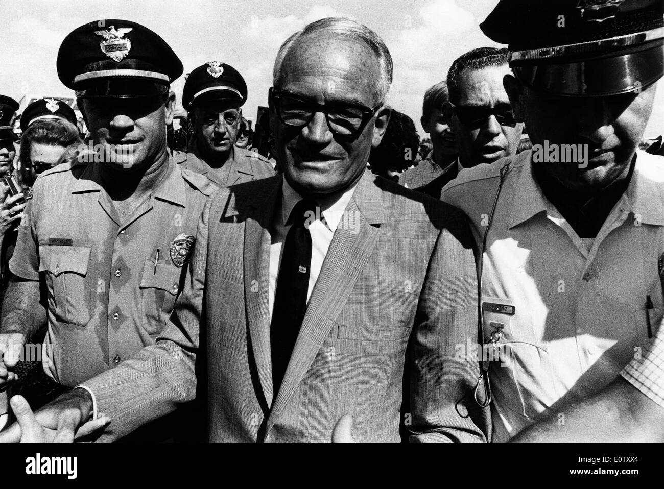 Barry Goldwater zu Fuß mit escorts Stockfoto