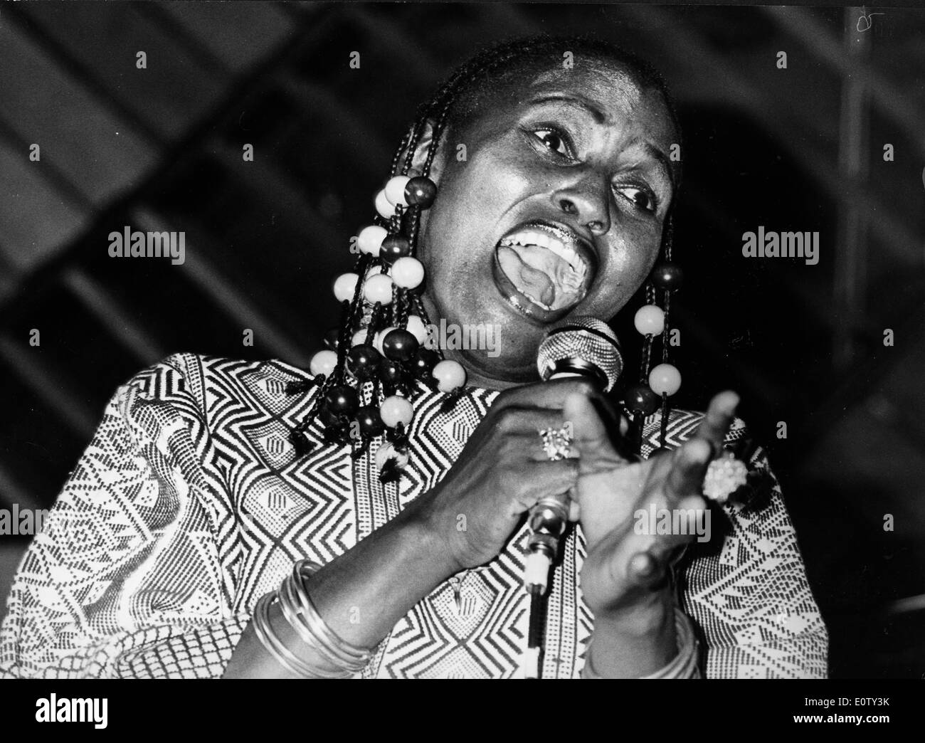 Sängerin Miriam Makeba Durchführung auf der Bühne in London Stockfoto