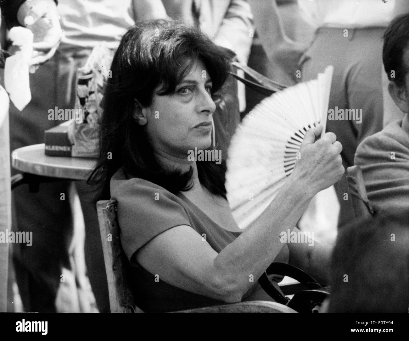 Schauspielerin Anna Magnani fans sich am Film-set Stockfoto