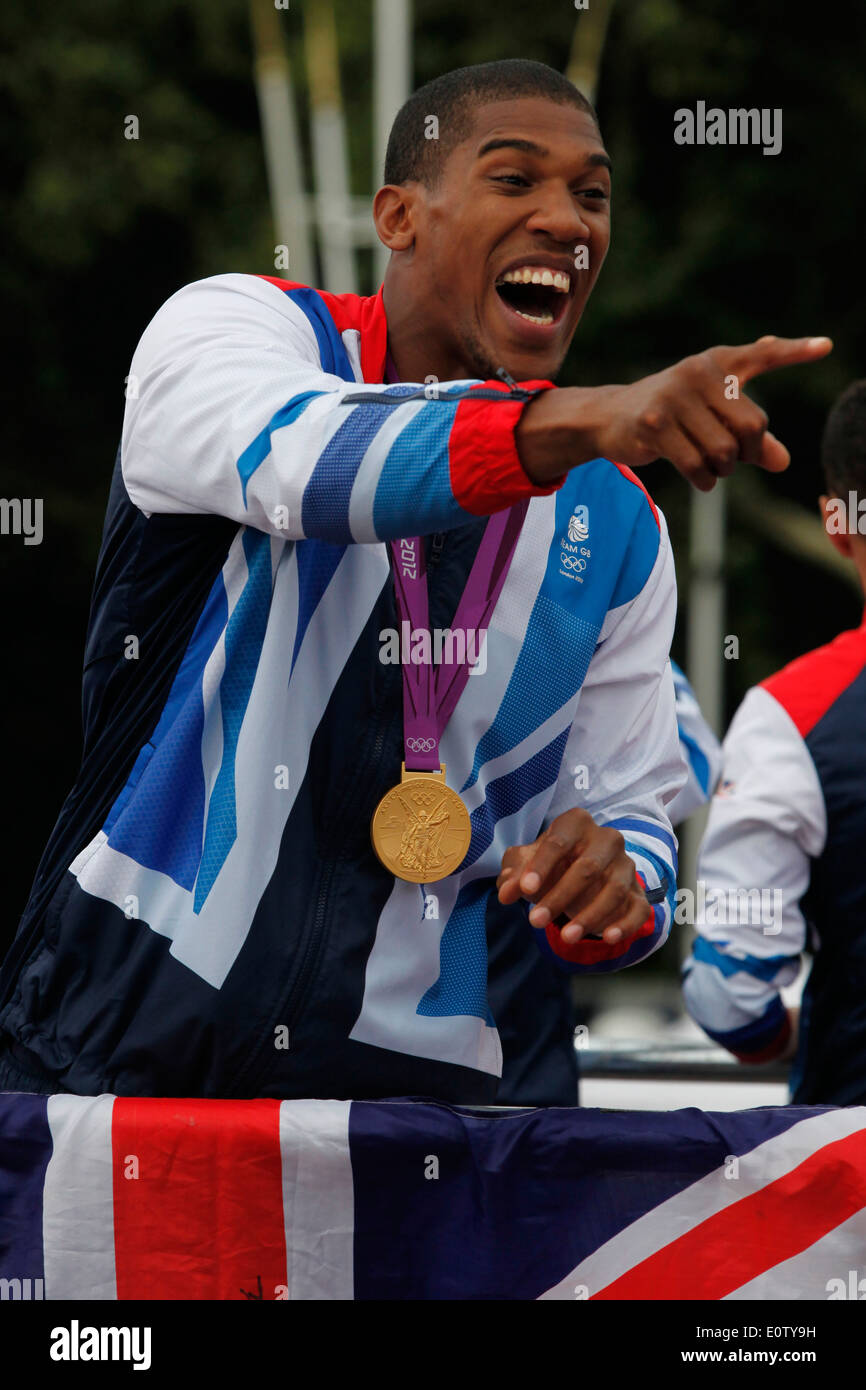 Britische Box-Olympiasieger Nicola Adams reagiert während der Siegesparade London 2012 für Team GB und GB Paralympischen Athleten in London Großbritannien 10. September 2012. Stockfoto