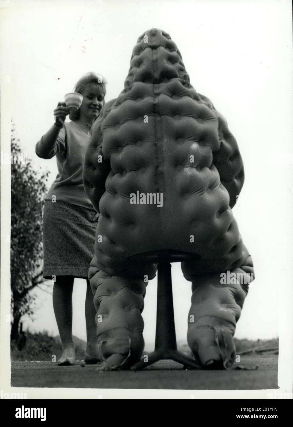 6. Oktober 1960 - sie nennen es '' The Frankenstein Look'' - neue Stil Outift für Piloten in Schwierigkeiten.: suchen Sie eher wie ein gigantisches Frosch - 33-jährige Stuart Sullivan erhalten eine willkommene Tasse Tee - He-Tests eines jetzt '' Life Belichtung passt '' entworfen und von Frankenstein und Söhne von Manchester. Der Anzug ist speziell für Piloten, die Ballen heraus über dem Meer. Es hat eine Schicht der Luft im Inneren, so dass der Pilot kann sein eigenes Bett - und drauf - komfortabel - liegen, bis Hilfe kommt. Stuart ist einer der beiden Männer, die Anzüge testet durch Einfrieren in ihnen bei minus 50, Grad C, Stockfoto