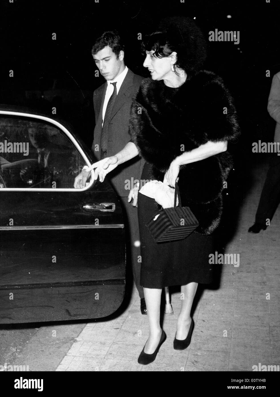 Schauspielerin Anna Magnani kommt im Sportpalast mit Sohn Stockfoto