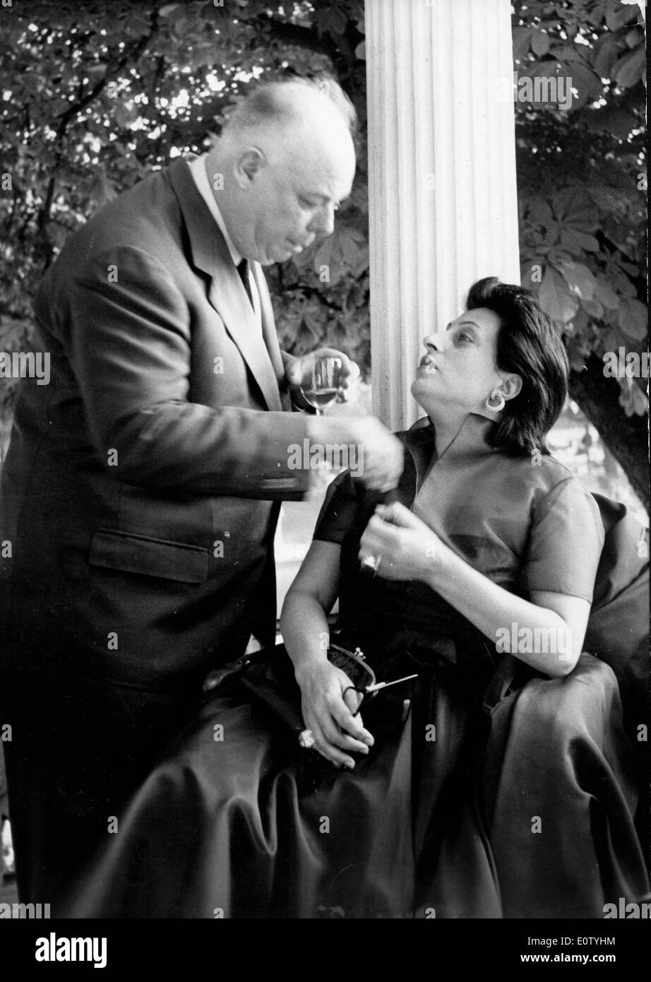 Schauspielerin Anna Magnani plaudert mit Jean Renoir auf party Stockfoto