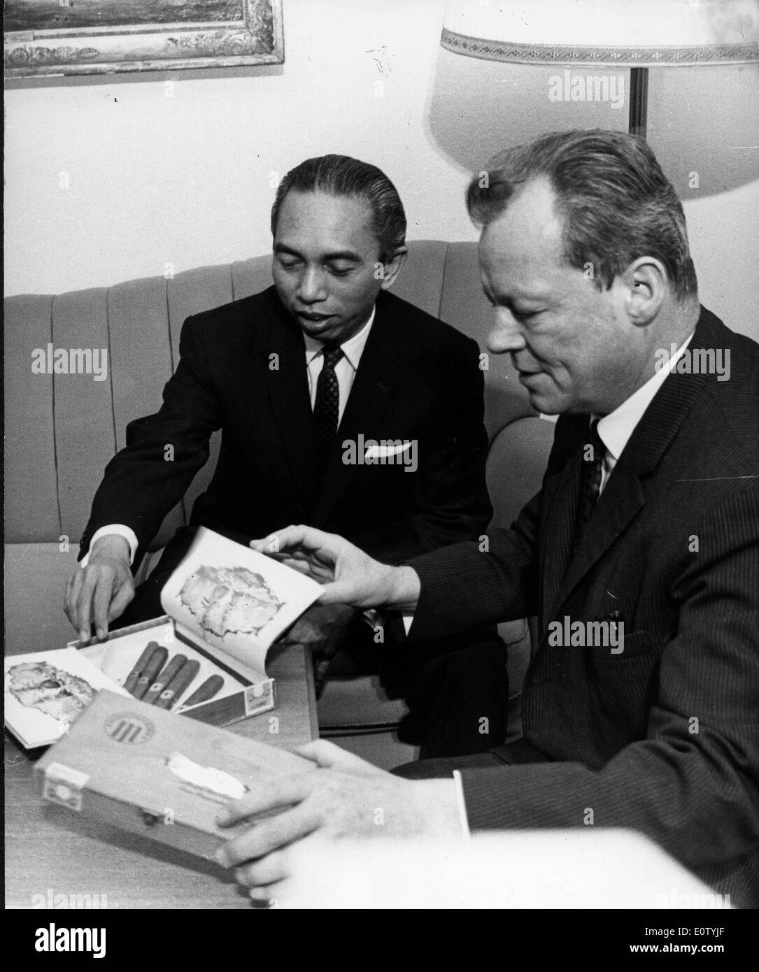 Politikers Adam Malik Zigarren mit einem Freund zu betrachten Stockfoto