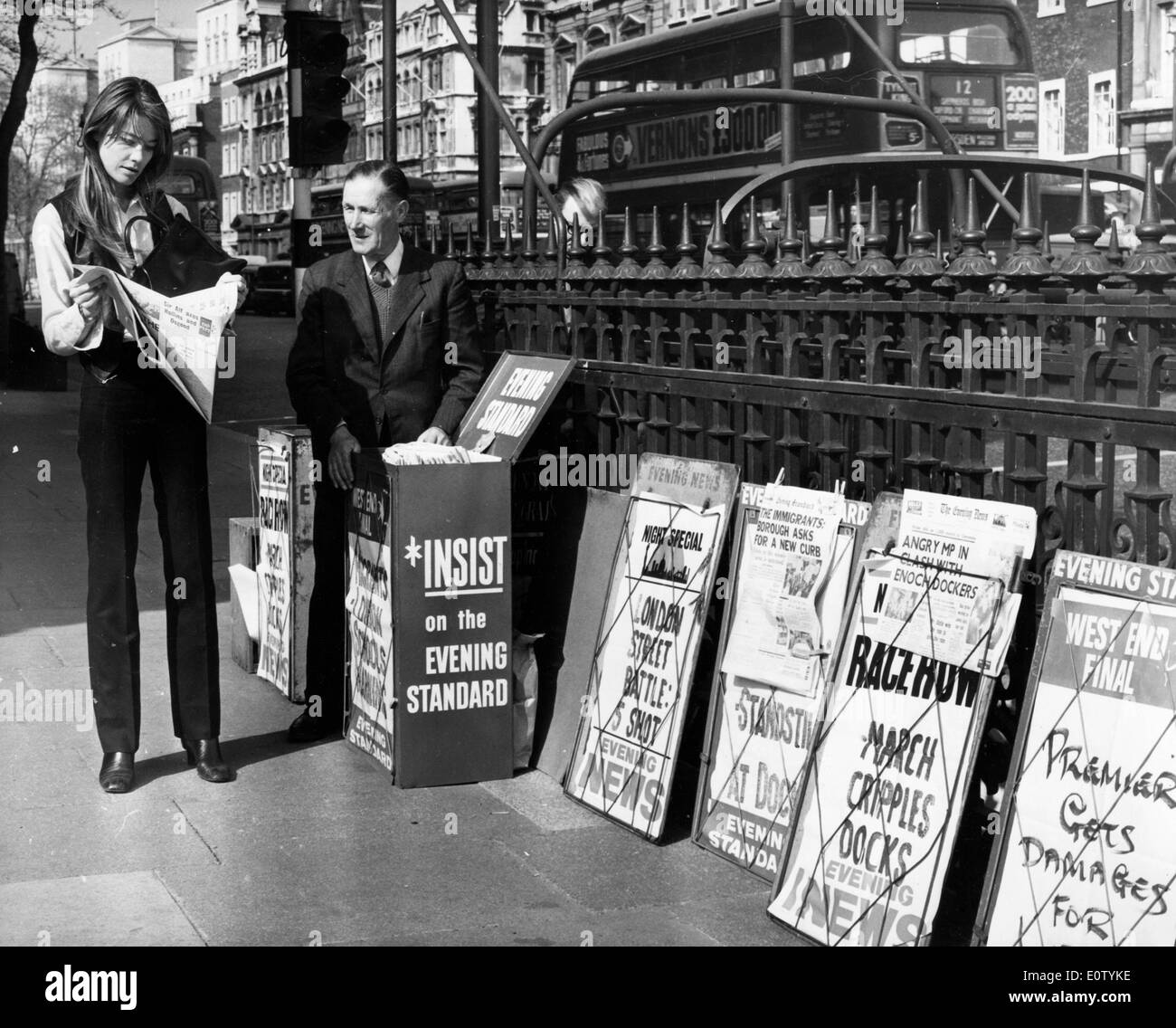 Sängerin Francoise Hardy kauft eine Zeitung Stockfoto