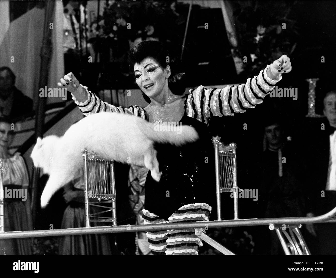 Juliette Greco in einer Zirkusszene Stockfoto