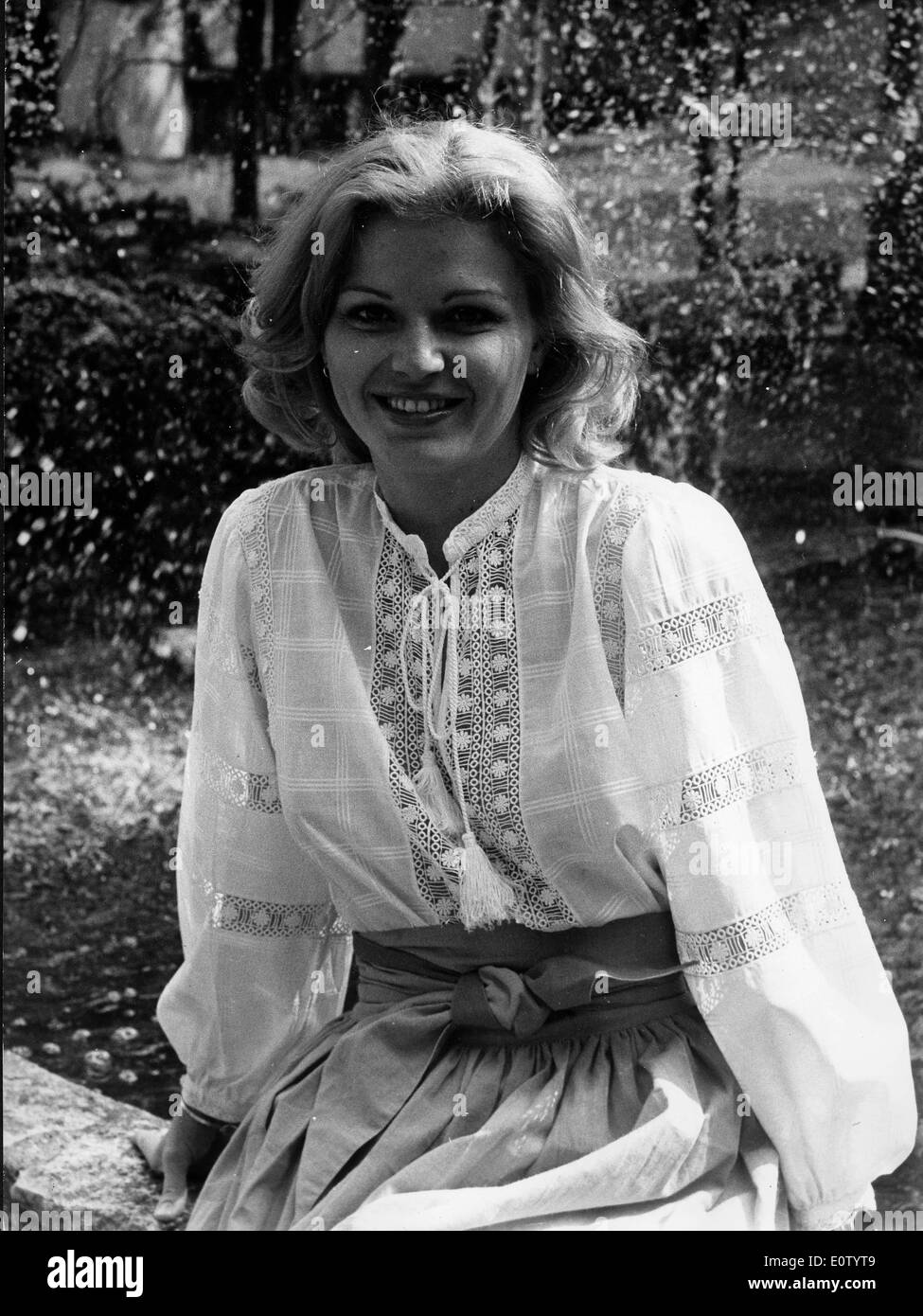 Porträt von Modell Jeane Manson draußen zu sitzen Stockfoto