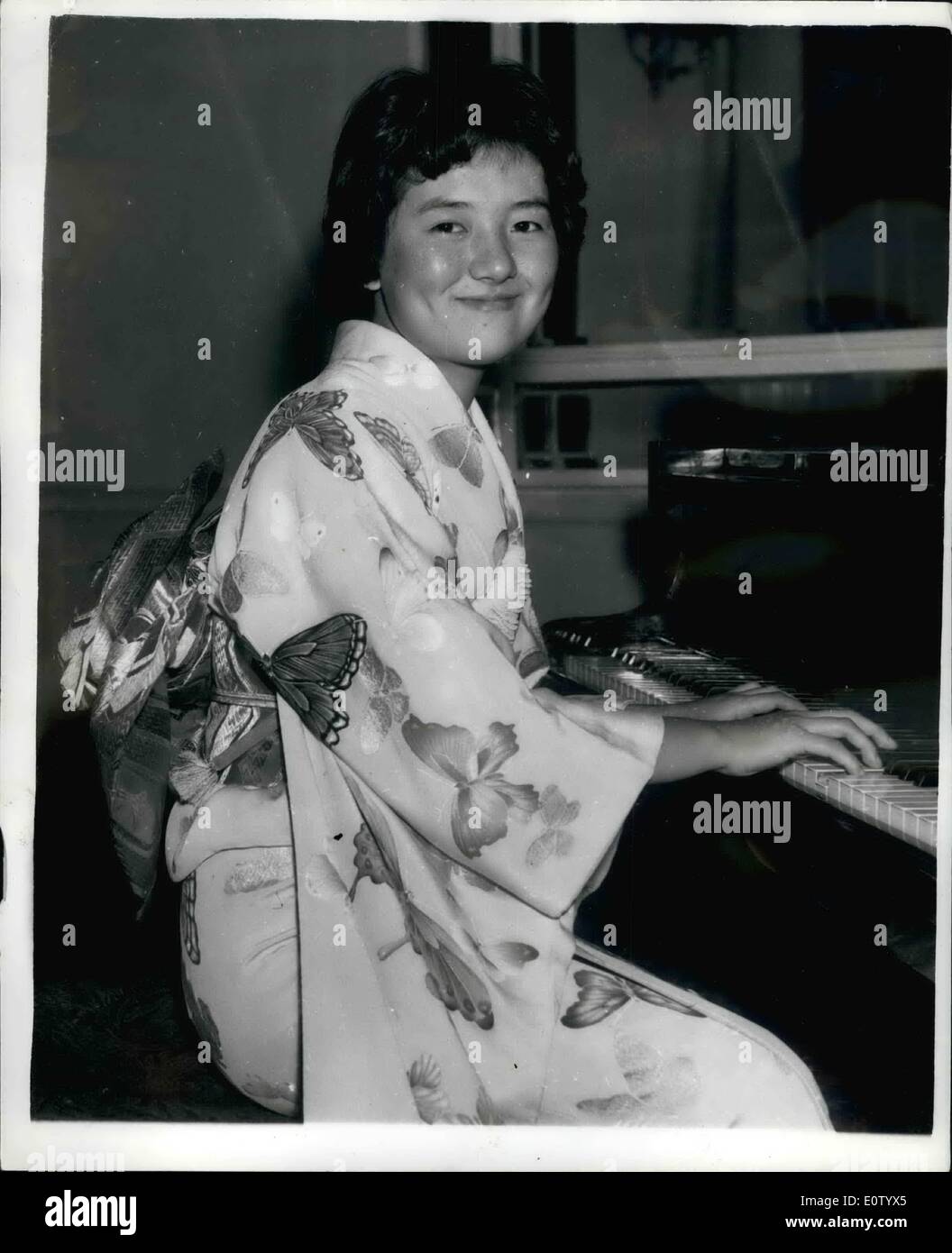 10. Oktober 1960 - bei 16 sie ist die jüngste professionelle Musiker in Japan; Im Bild trägt einen Kimono ist zierliche 16-jährige Hiroko Nakamaura, der jüngste professioneller Musiker in Japan, Klavier Klassizismus mit den 110 Mitgliedern des japanischen National Radio Orchestra in London 12 Land unterwegs ist. Der deutsche Dirigent Wilhelm Schuechter sagte '' bereits um 16 Uhr ihre Klaviertechnik ist fantastisch. Ich glaube, sie ist eine der wirklich großen Spieler ''. Ihr Name bedeutet "die große Nerven derjenige die Welt umgeben wird" Stockfoto