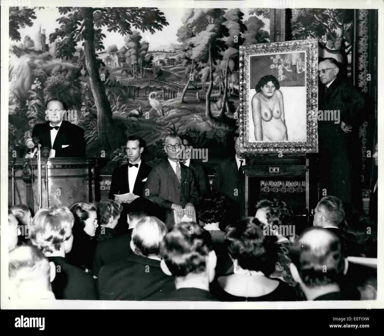 10. Oktober 1960 - war letzte Nacht PICASSO nachts SOTHEBY es NEUNUNDZWANZIG Bilder für £227.400 verkauft. -die reichen und berühmten London schien unter der Menge, die den Verkauf von 51 moderne Gemälde und Zeichnungen bei Sothebys, besuchte das Londoner Auktionshaus, letzte Nacht. Unter die Bildern wob 29 Picasso die für £227.400 verkauft wurden. Foto zeigt: Picassos Gemälde von '' LA GOMMEUSE'' eine der Sammlung wurde verkauft für £30.000 bei Sotheby's letzte Nacht. Stockfoto