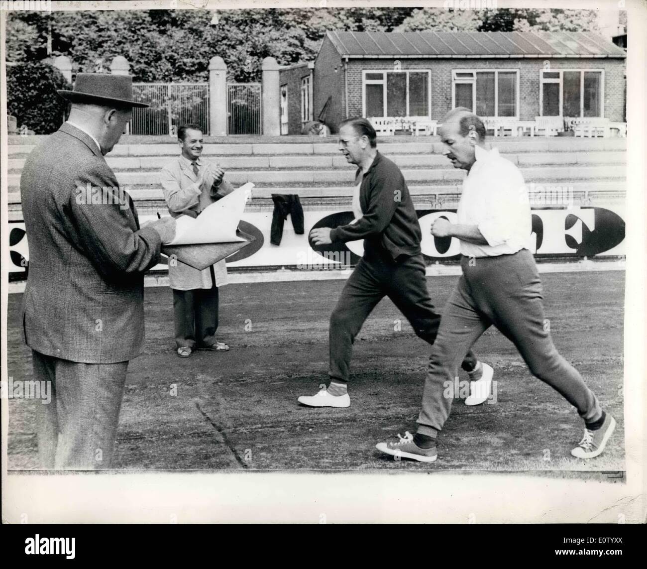 10. Oktober 1960 - werden Prinz Peter von Griechenland und Dänemark gewinnt eine Goldmedaille - aber nicht in die Olympischen Spiele andere Goldmedaillen neben denen an den Olympischen Spielen in Rom gewonnen wird. In Dänemark ältere Sportler um die Goldmedaille zu gewinnen, teilnehmen Sie an einen sportlichen Wettkampf, bestehend aus den Hochsprung, Sprints und zu Fuß-Rennen. Prinz Peter von Griechenland und Dänemark, der Arzt in Anthropologie an der London School of Economics, war das jüngste Mitglied, diesen Test zu bestehen, und somit seine Goldmedaille gewinnen Stockfoto