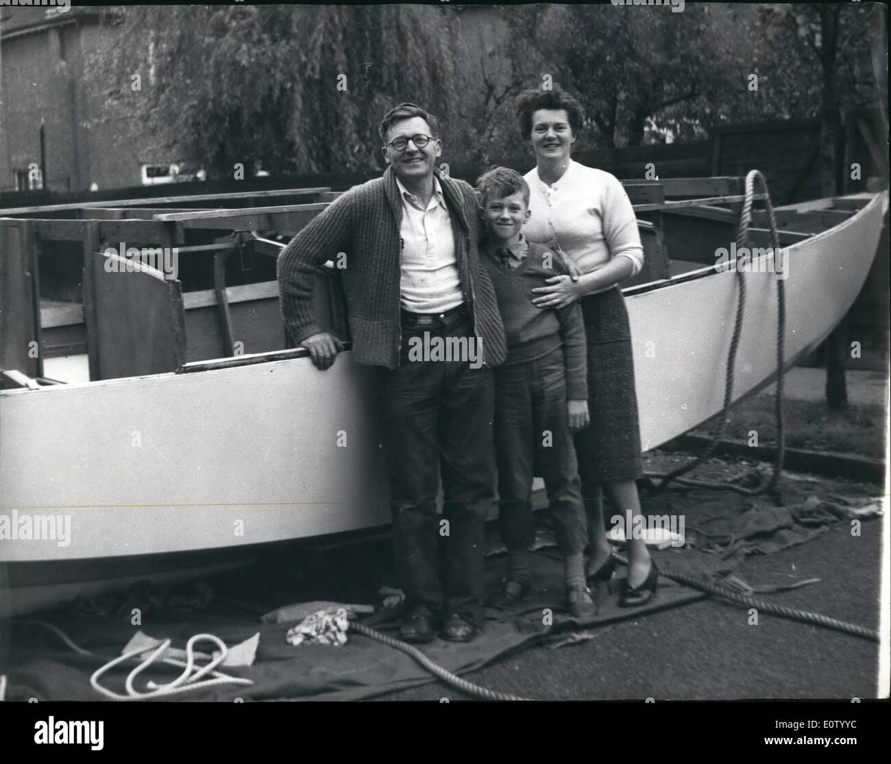10. Oktober 1960 - baute er sein eigenes Boot - In seinem Vorgarten. Eine kleine Armee -, drehen Sie es über rekrutiert: Sechs Jahren - begann Herr Sant - Wer ist ein scharf Segler - und lebt in Carshalton Beeches, Surrey - Bau einer Yacht in seiner Stube. Wenn das Boot begann zu wachsen - er hatte auf Frontantrieb - zu absolvieren, die er in abgedeckt, so dass er bequem auf die Hauptbaugruppe seine 25 ft lange funktionieren könnte manipuliert Bermuda Sloop - ausgestattet mit einer kleinen Hilfsmotor - sein wird nach Abschluss Stockfoto