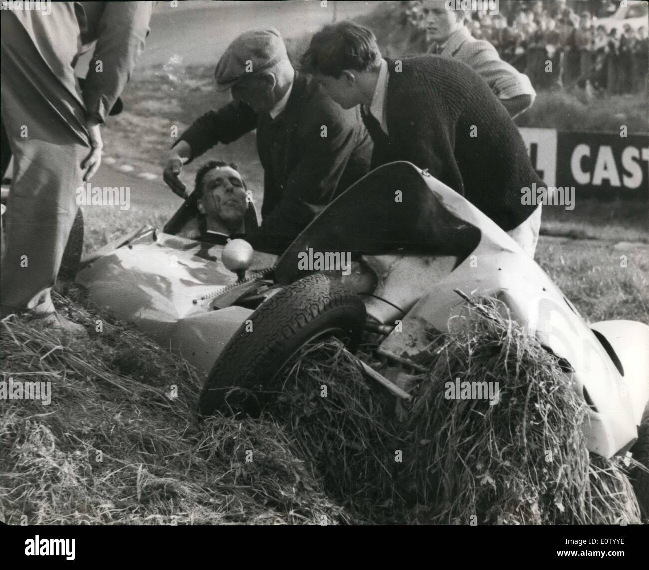 10. Oktober 1960 - Fahrers Lenkrad Rennspiel aus; Rennfahrer, wurde Dennis Taylor seine Lols Rennwagen in Draid Ecke auf 70 Meilen pro Stunde fahren das Lenkrad entfernt in seiner Hand kam. Er bremste Herde am unteren Rand '' Flat-out '' Davids Hill, in der letzten Sitzung der Saison in der Marke Hatch, gestern, und schwang sich in die Band. Über das Brüllen seines Motors gehört Zuschauer die Snap als das Leder Rad aus der Halterung geschert gebunden. Mann und Frau lief für das Leben als die Auto-Plounged in einer bank Stockfoto