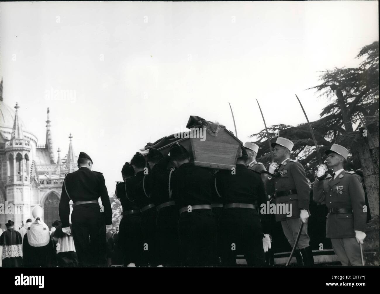 10. Oktober 1960 - Französisch Pretender Sohn in königliche Kapelle begraben: die Körper von Francois D'Orleans, zweiter Sohn des Comte De Paris, Killed in Action in Algerien, wurde in der königlichen Kapelle von Dreux bestattet. Das Foto zeigt den Sarg von Soldaten getragen. Stockfoto