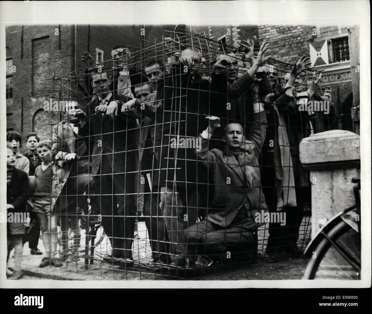 10. Oktober 1960 - gewährt ein Gesetzentwurf zu begrenzen um an niederländischen Universitäten zu studieren, die dem Parlament von der niederländische Minister für Bildung, brachte Proteste von Studenten in allen Teilen des Landes vorgelegt wurde. In der Universität Stadt von Leydoen haben Studenten in einem '' Affenhaus '' als Symbol der Studie in einem Käfig. Foto zeigt: Studierende, die in ihrer '' Affenhaus '' als eine Form des Protestes gegen das neue Gesetz in der Universität Stadt Leiden gesehen Stockfoto