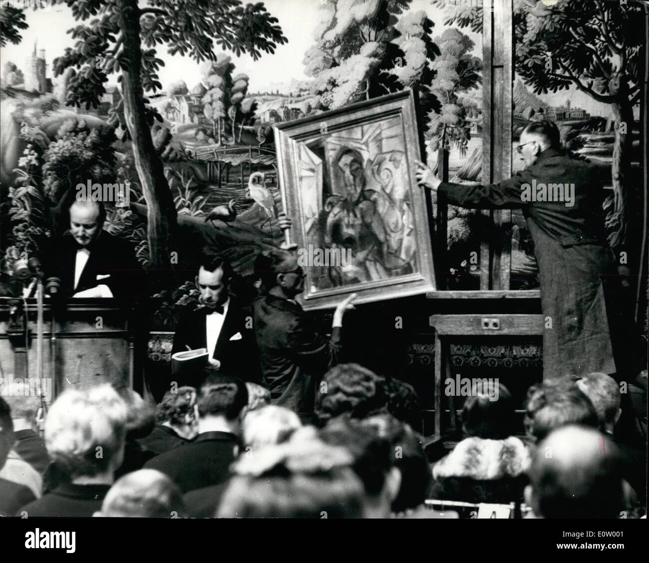 10. Oktober 1960 - Gestern Abend war Picasso Nacht bei Sotheby's neunundzwanzig Bilder für 5,227,400 verkauft; Alle Reichen und Berühmten Londons schienen unter der Menge zu sein, die den Verkauf von 51 modernen Gemälden und Zeichnungen bei Sotheby's The London Auktionatoren besuchte, letzte Nacht, unter den Bildern waren 29 picasso's, die für 227,000 verkauft wurden. Foto zeigt Picassos ''Femme Assise dand un Fauteuil''' wird aus dem Stand entfernt, nachdem es während des Verkaufs in Sotheby's Night verkauft wurde. Stockfoto