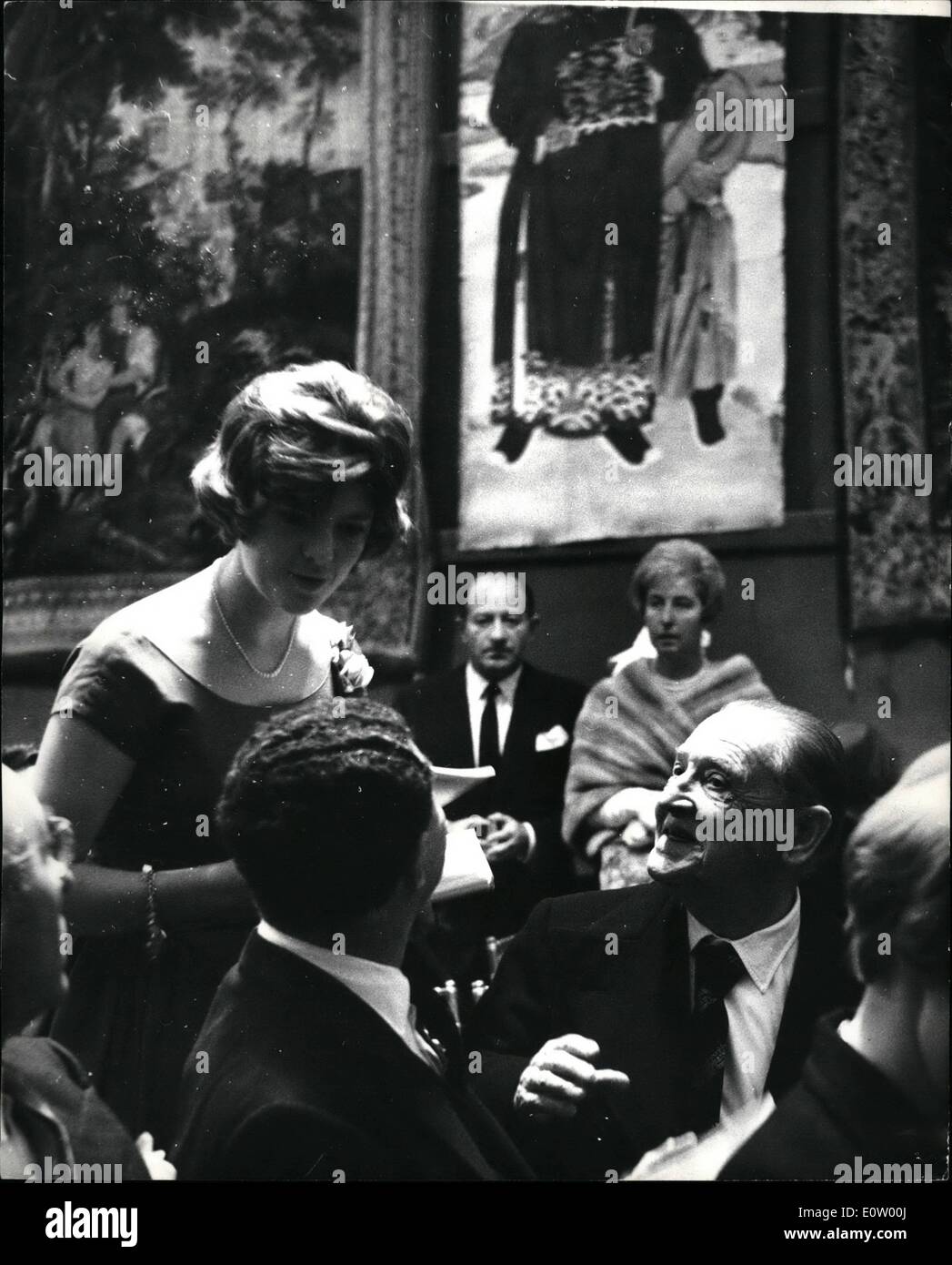 10. Oktober 1960 - letzte Nacht war Picasso nachts Sotheby es neunundzwanzig Bilder wurden für £227.400 verkauft: die reichen und berühmten London schien unter der Menge, die den Verkauf von 51 moderne Gemälde und Zeichnungen bei Sothebys, besuchte das Londoner Auktionshaus letzte Nacht. Unter den Bildern wurden 29 Picasso die für £227.400 verkauft wurden. Foto zeigt Herr Somerset Maugham während des Verkaufs letzte Nacht einen Katalog kauft. Stockfoto