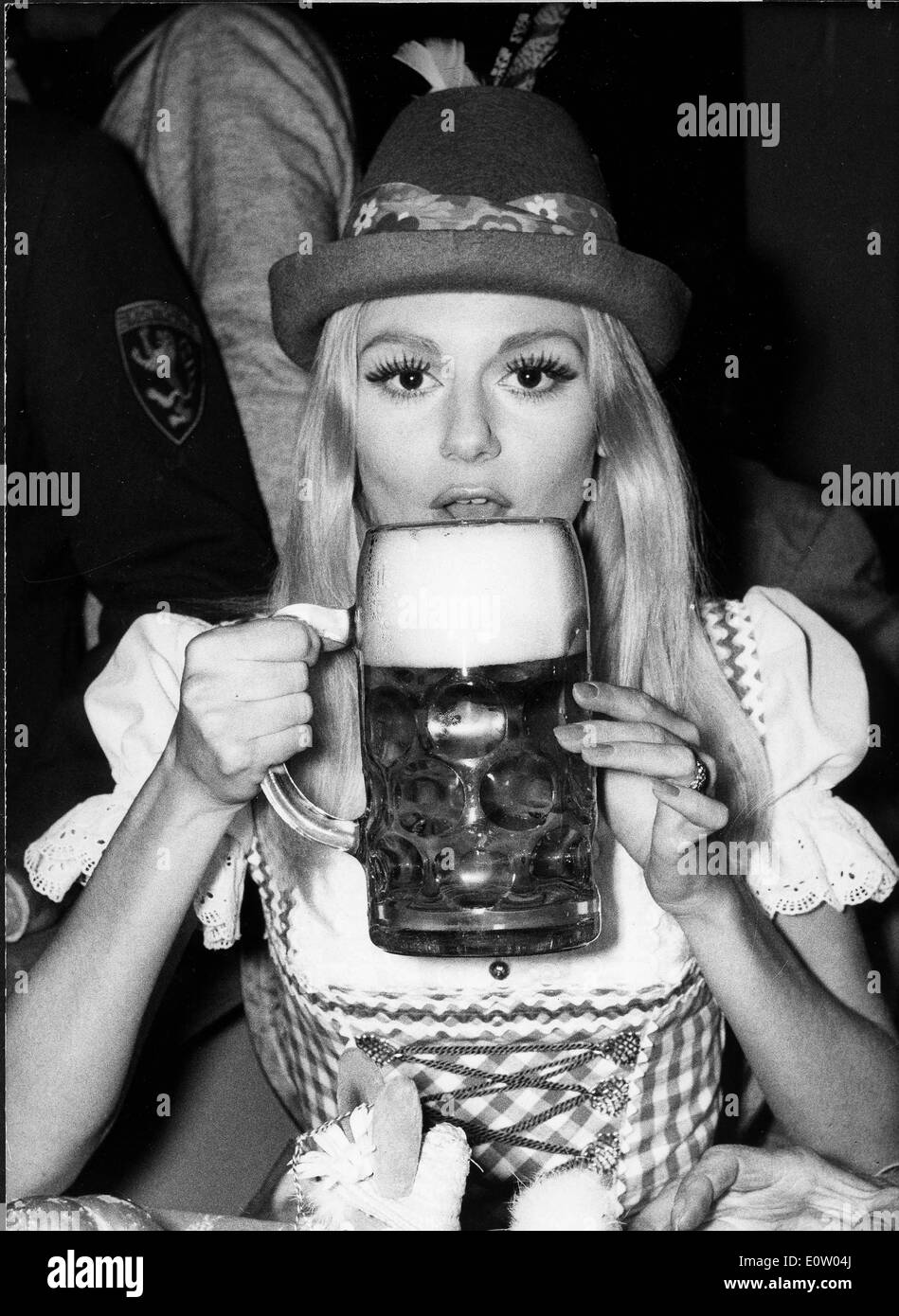 Sängerin Peggy gekleidet März als eine Bardame ein Bier trinken Stockfoto