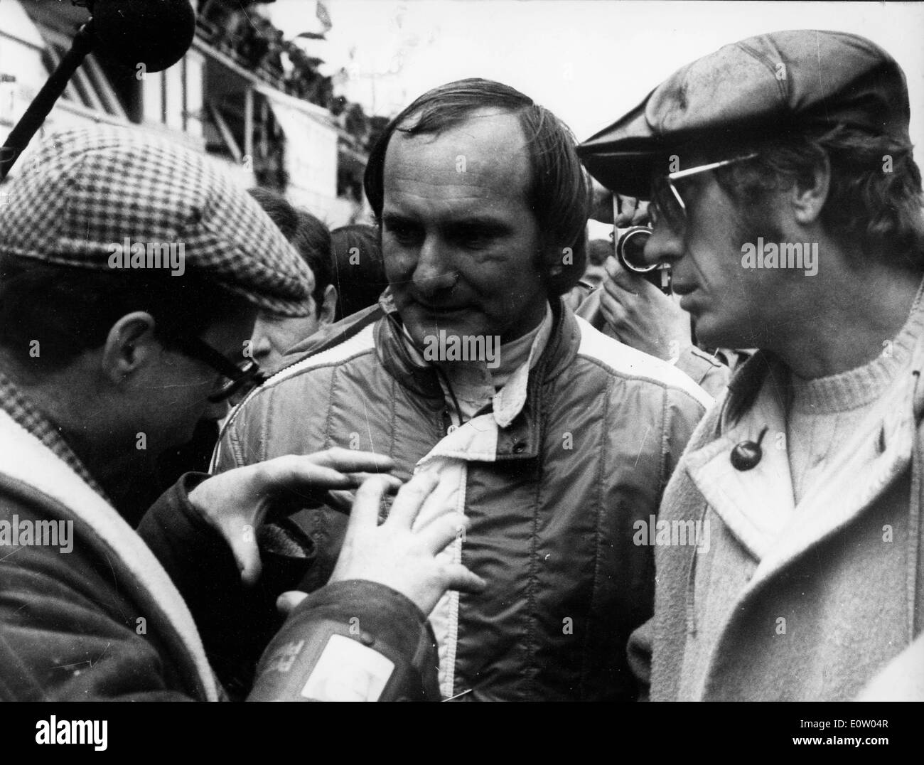Steve McQueen im Gespräch mit Menschen auf der Rennstrecke Stockfoto