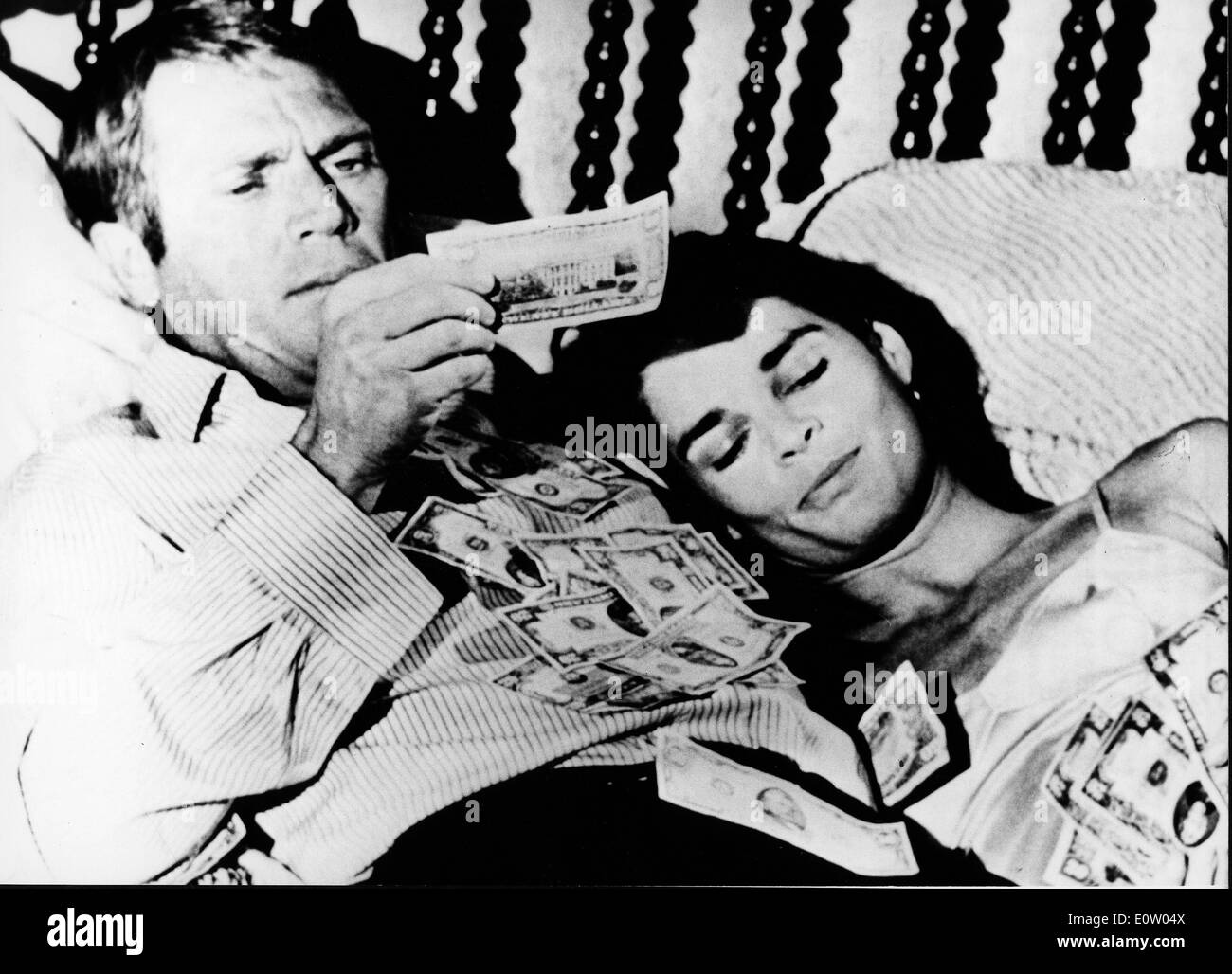 Steve McQueen und Ali MacGraw Frau im Bett Stockfoto