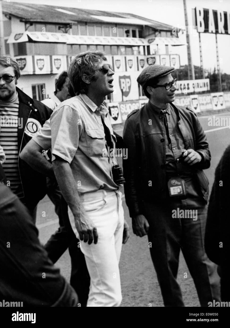 Steve McQueen steht an der Rennstrecke Stockfoto