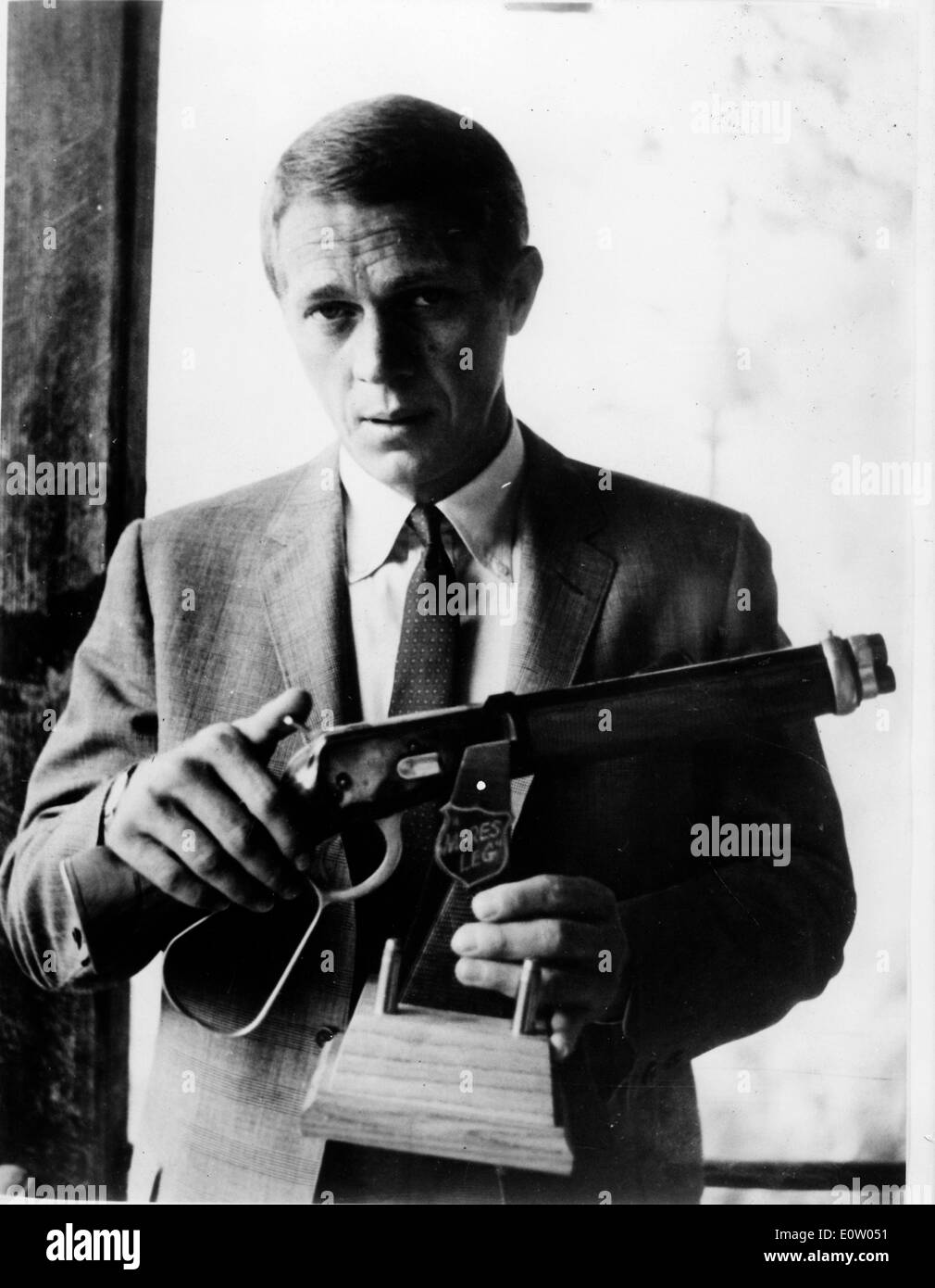 Schauspieler Steve McQueen mit einer Pistole Stockfoto