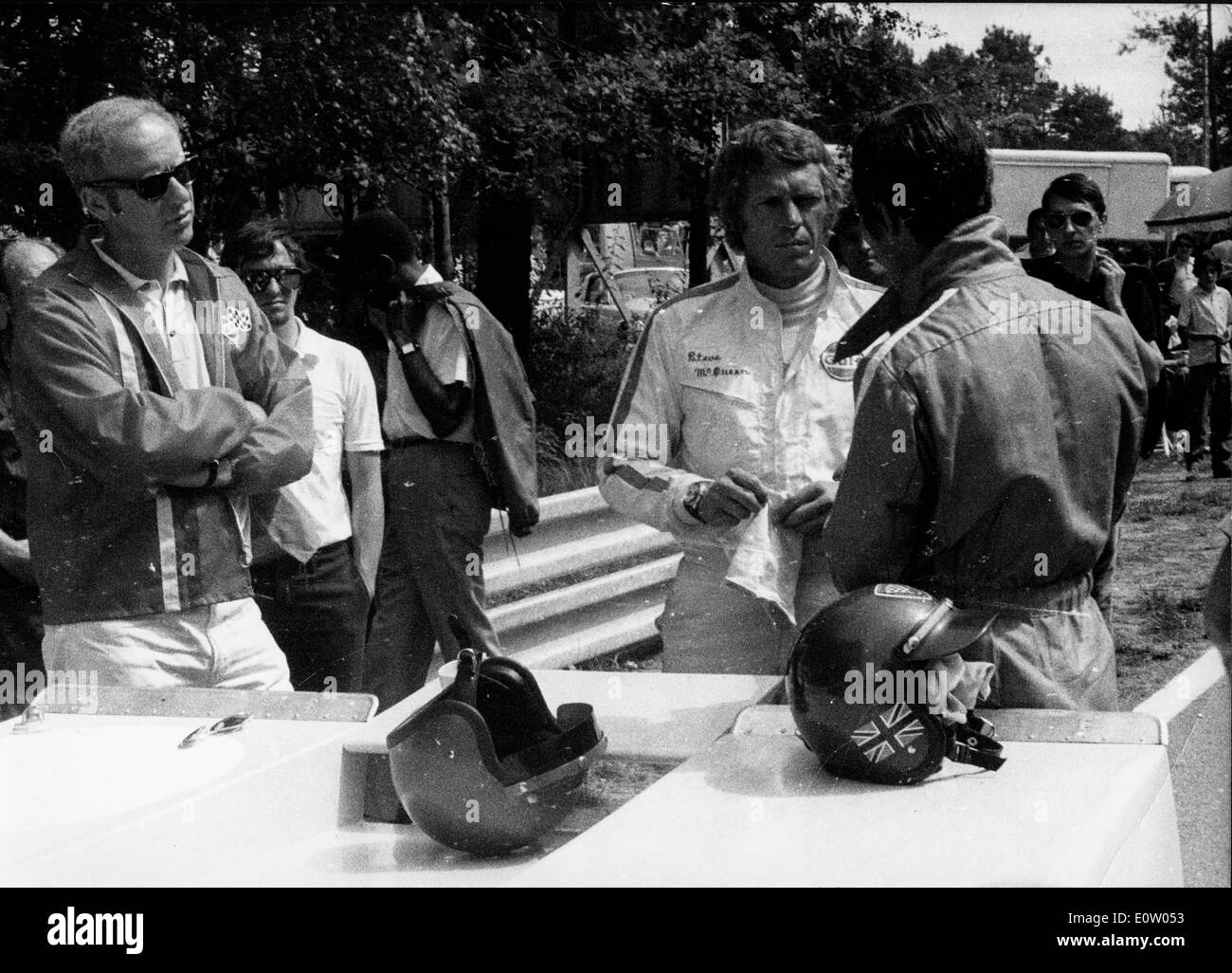 Steve McQueen im Gespräch mit einem anderen Treiber Stockfoto