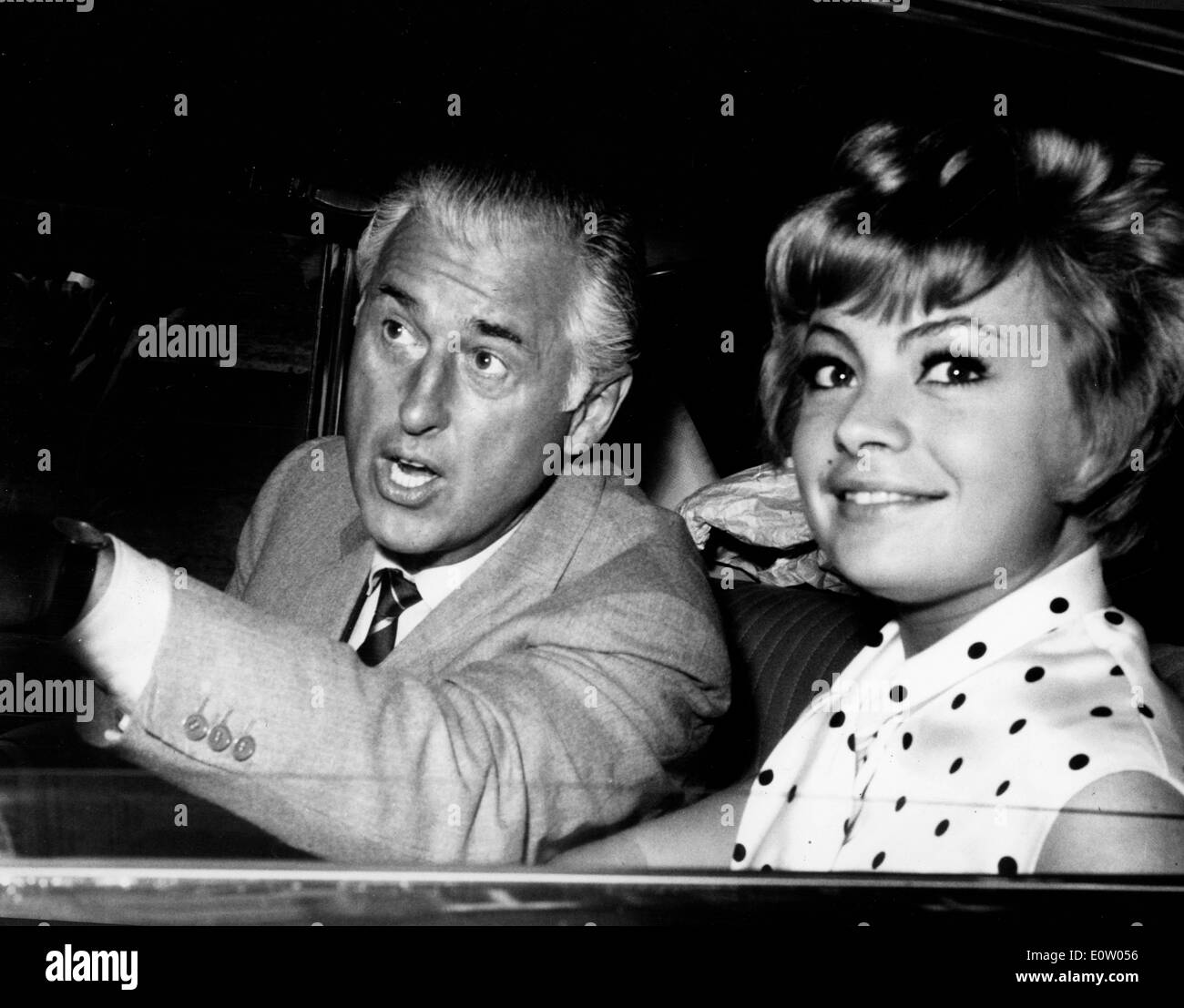 Schauspieler Stewart Granger im Auto mit Frau Stockfoto