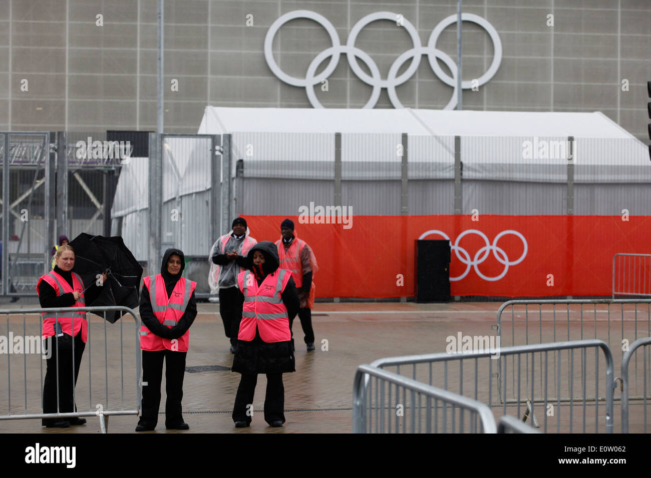 G4S Sicherheitspersonal im Olympia-Park in Stratford in London, Großbritannien, 16. Juli 2012. London ist Gastgeber für die Olympischen Spiele 2012, die vom 27. Juli bis 12. August 2012 stattfinden wird und die Paralympischen Spiele vom 29 August bis 9. September 2012. Stockfoto