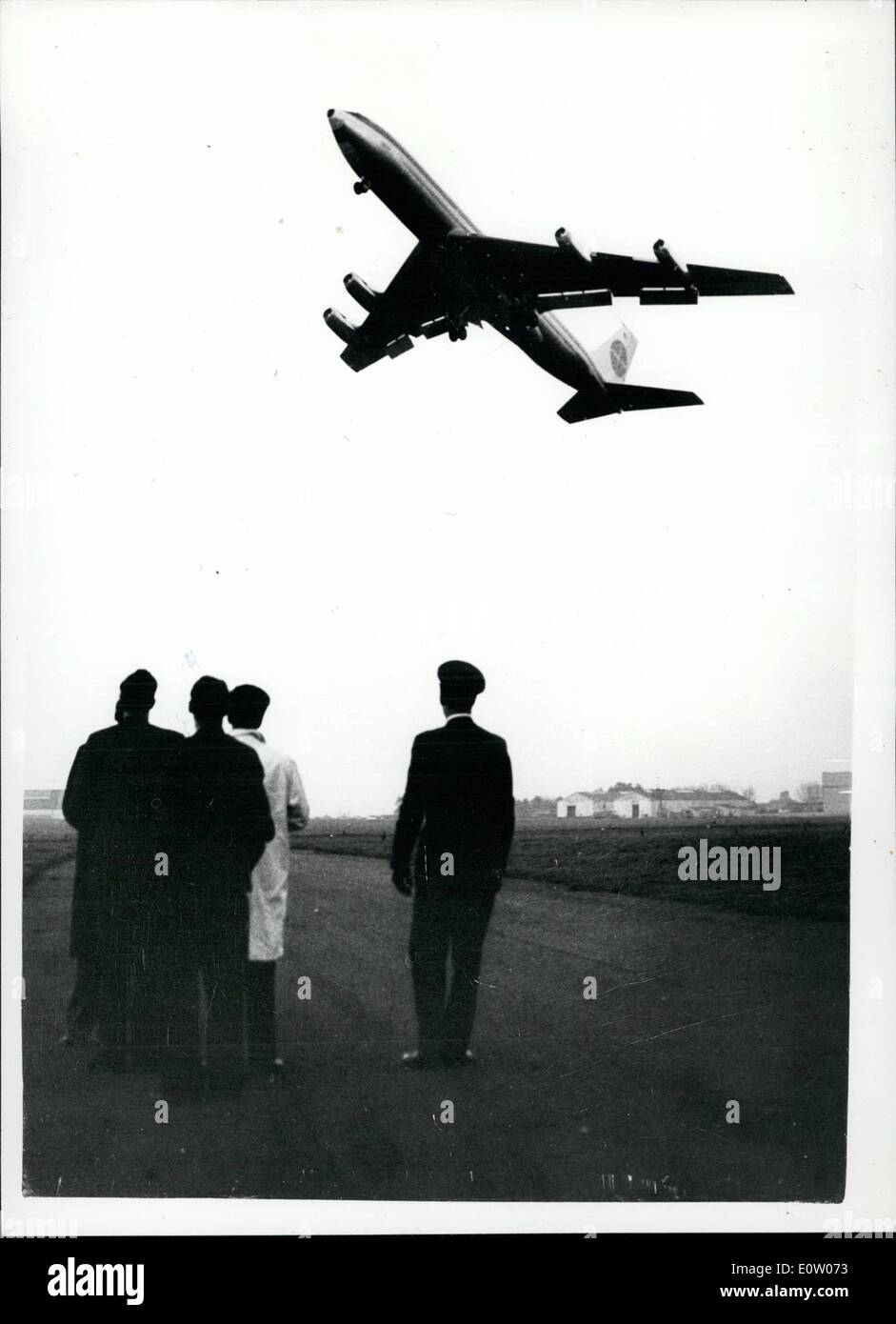 10. Oktober 1960 - Boeing Jetliner landet am falschen Flughafen.: eine riesige Boeing 707 Jetliner mit 42 Passagiere an Bord, landete in Fehler in Northolt R.A.F Staticn gestern Abend nach London Flughafen fehlt. Die Maschine war aus Tokio geflogen. Der Flugkapitän - Kapitän Beall, sagte, "Es war ein ehrlicher, Güte Fehler" Foto zeigt die Boeing 707 - fliegt Weg - nach dem entladen ihre Passagiere - Flughafen Northolt. Sie fuhr fort, Flughafen London. Stockfoto