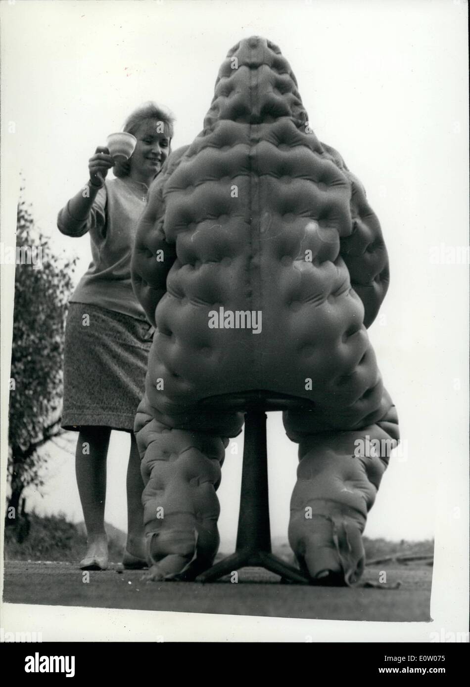 10. Oktober 1960 - nennen sie es The Frankenstein Look. New Style-Outfit für Piloten in Schwierigkeiten. Suchen Sie eher ein gigantischen Frosch. 33 Jahre alt, Stuart Sullivan erhält eine willkommene Tasse Tee, wie er sich eines der jetzt testet Life passt Belichtung von Frankenstein und Sons of Manchester entworfen. Der Anzug ist speziell für Piloten, die Bail-Out-über dem Meer. Ist eine Luftschicht im Inneren hat, so dass der Pilot seine eigenen Bett und liegen Sie ganz bequem auf ihm, bis Hilfe kommt. Stuart ist ein fo die beiden Männer, die die Anzüge tests durch Einfrieren in ihnen bei minus 50 Grad C Stockfoto