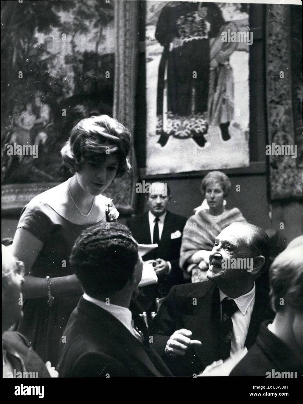 10. Oktober 1960 - letzte Nacht war Picasso Nacht bei Sothebys zwanzig - neun Bilder wurden verkauft für & 227, 400: die reichen und berühmten London schien sein unter der Menge, die den Verkauf von 51 moderne Gemälde und Zeichnungen bei Sothebys, besuchte die London Auktionatoren letzte Nacht. Unter den Bildern wurden 29 Picassos weit verkauften & 227.400. Foto zeigt Herr Somerset Maugham kaufen ein Medienmanager während des Verkaufs letzte Nacht. Stockfoto