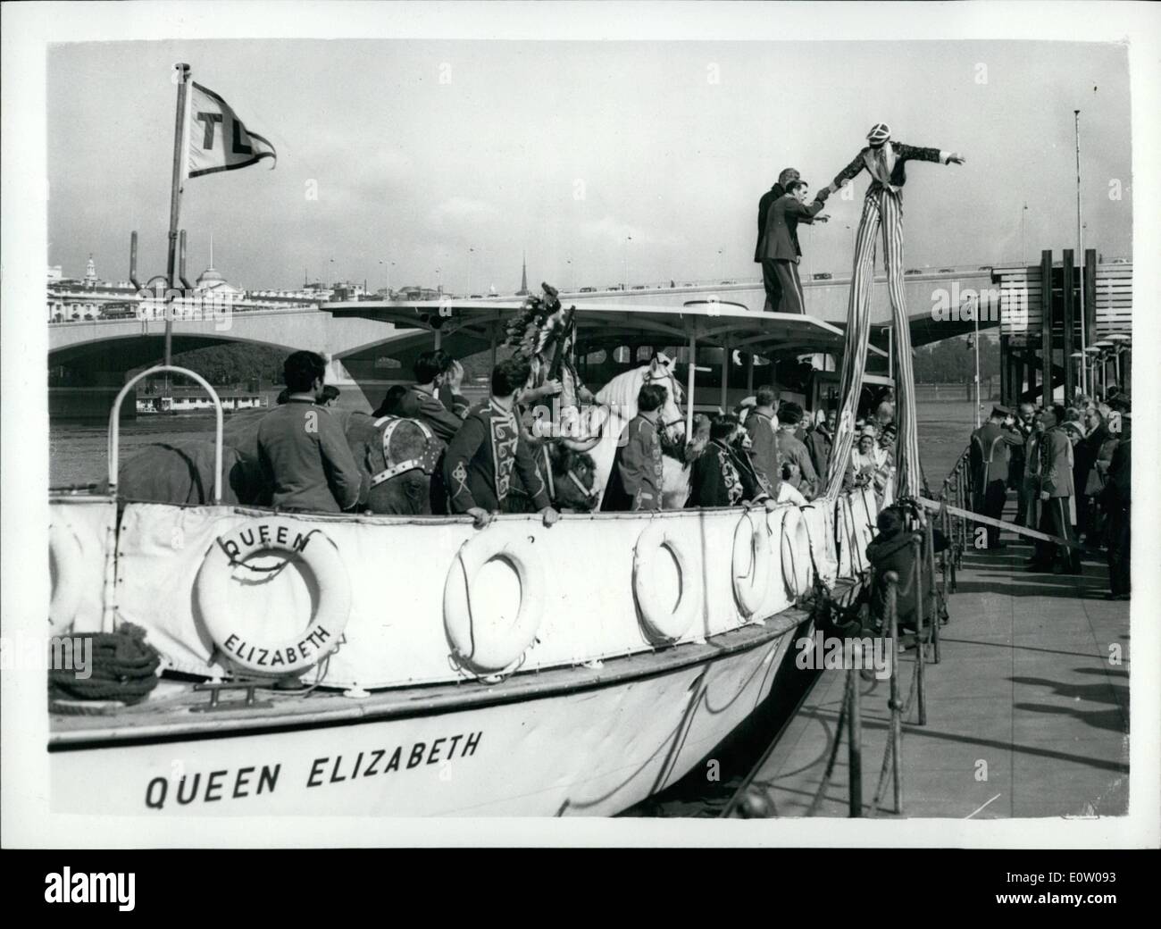 10. Oktober 1960 - moderne Arche Noah segelt auf der Themse: ein modernes Noahs Arche fuhr heute auf der Themse. Der Anlass war ein Empfang, der besondere star Gala-Vorstellung des Billy Smart Zirkus in Blackheath, am 19. Oktober zugunsten der Vielfalt Club of Great Britain, starten die Kinder-Hilfsorganisation. Arche Noah in diesem Fall war das Flussboot Königin Elizabeth, die Links vom Pier Festival, Festival Hall. Die Tiere zwei in Angriff genommen, und enthalten, Elefanten, Löwen, Kamele, Lamas und Schimpansen Stockfoto